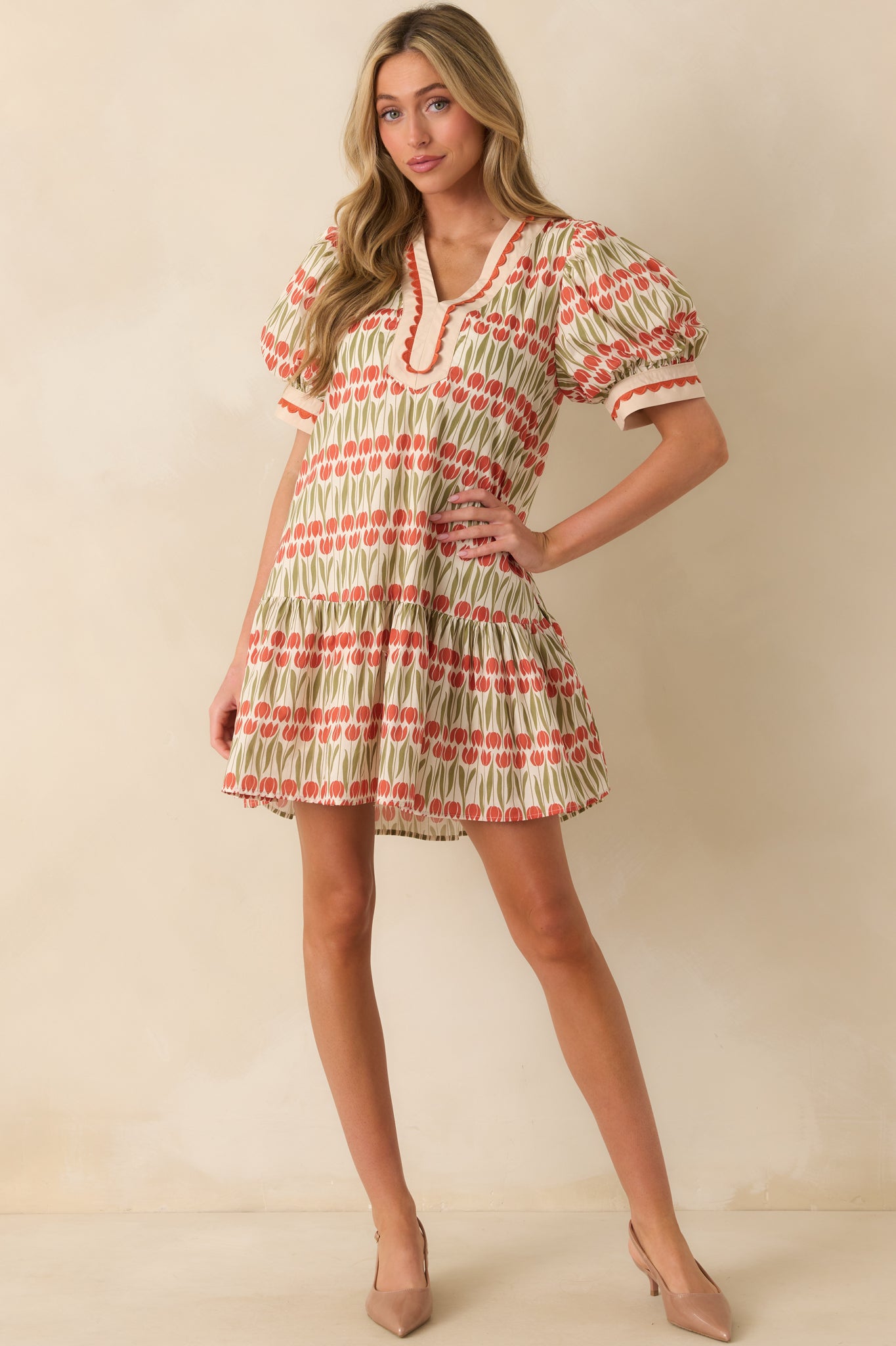Tulip print ivory dress with puff sleeves and functional side seam pockets for a casual yet detailed look.