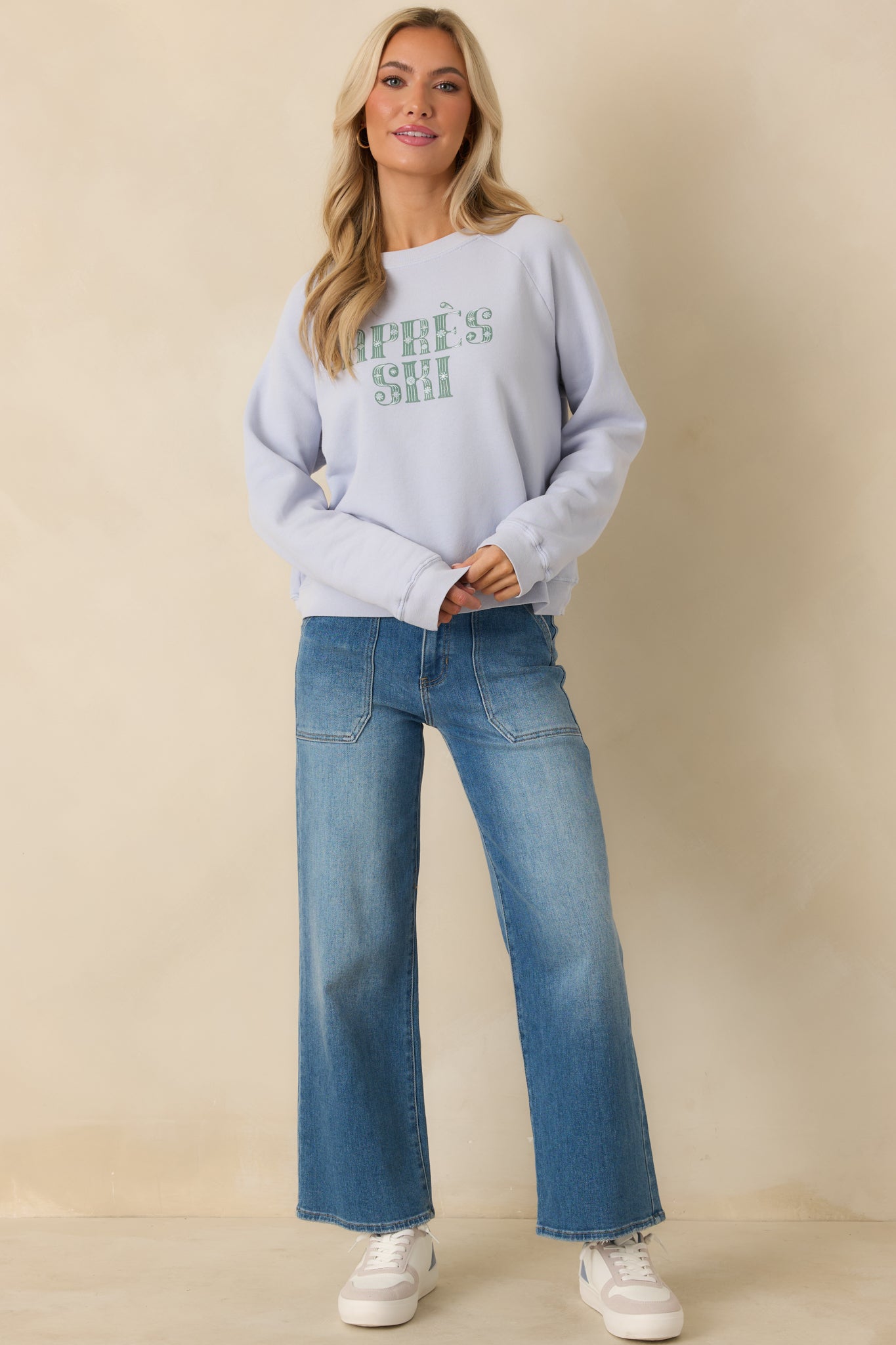 Light blue “Après Ski” sweatshirt offering a comfortable drape with clean lines and everyday appeal.