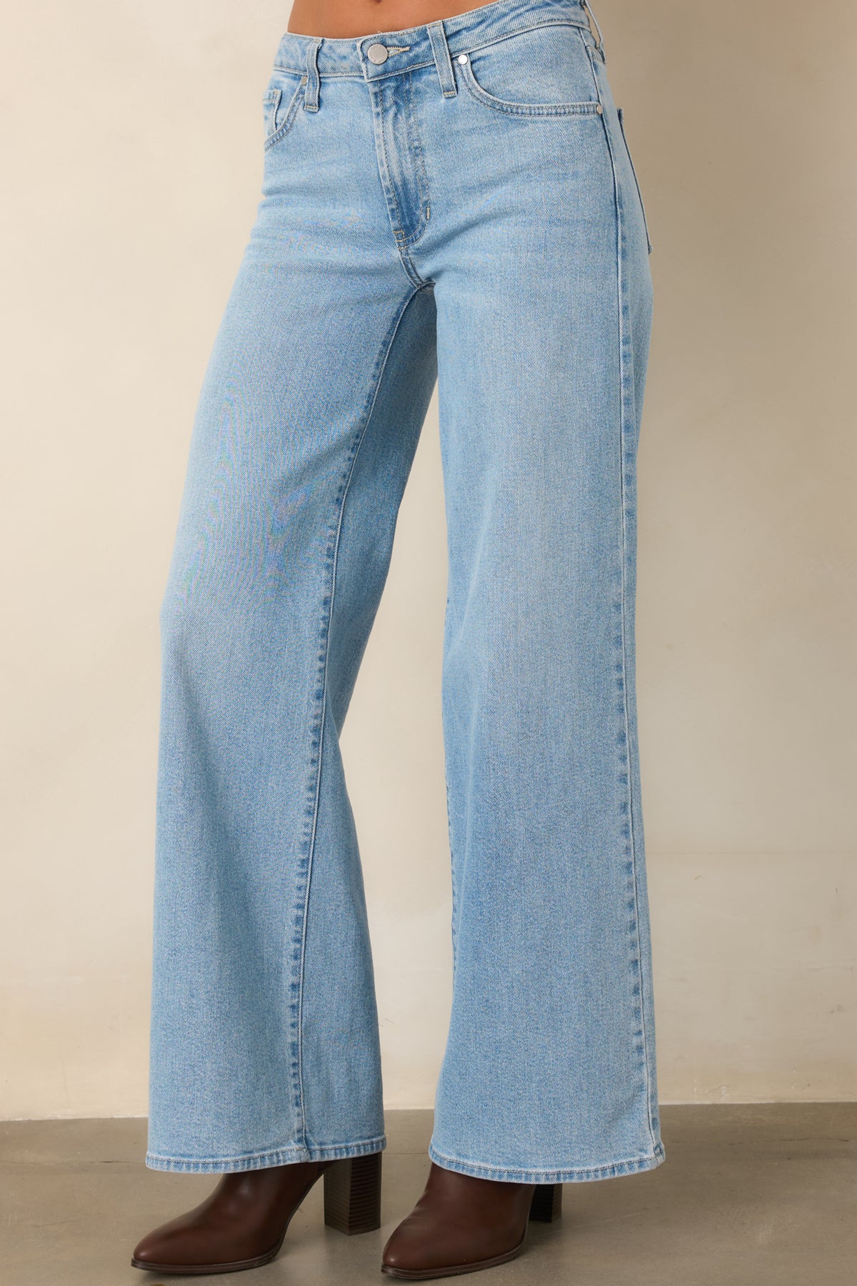 Light wash coloring pairs with a comfortable waist and generously proportioned legs on these pants.