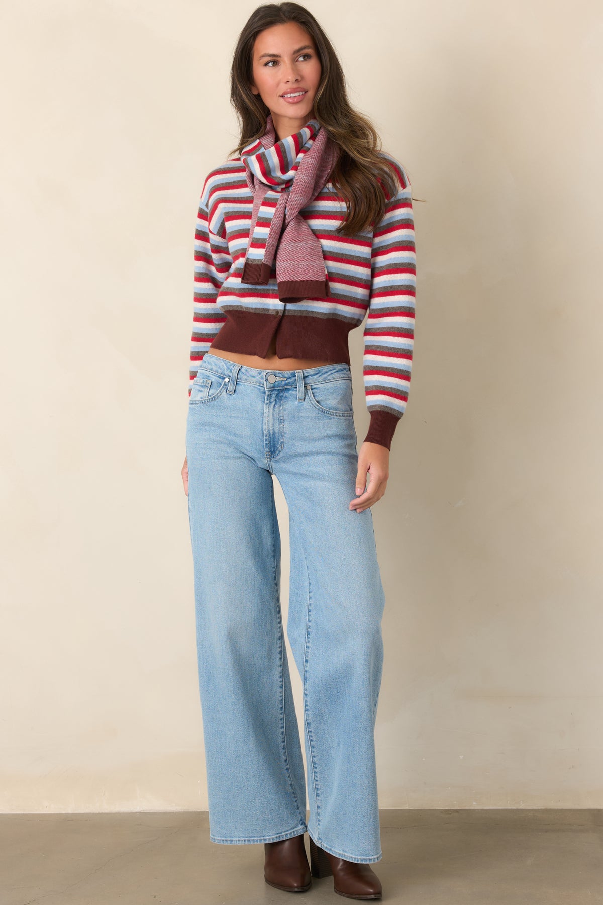 A soft light wash complements the easy, relaxed fit and flowing wide leg shape of these pants.