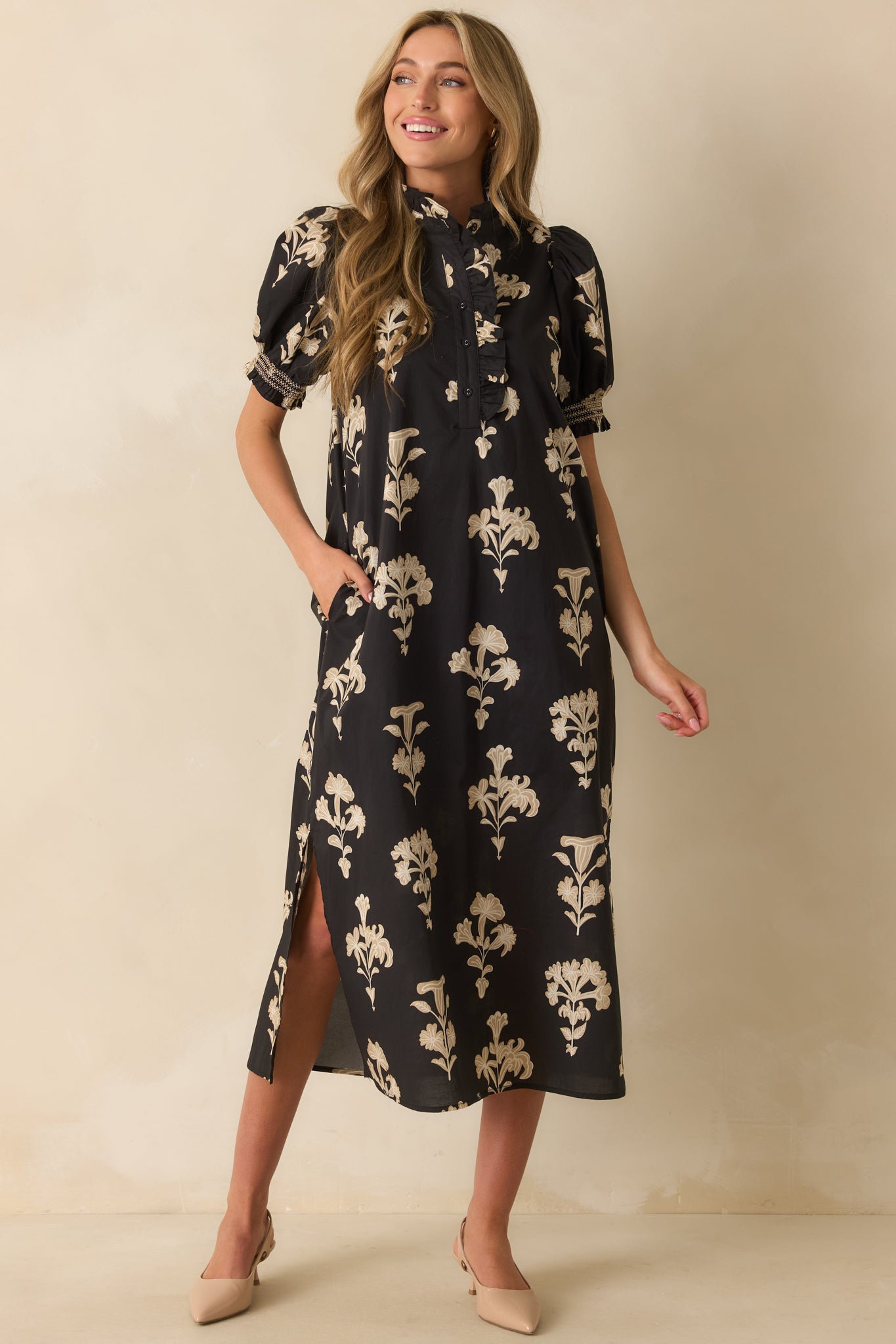 Maxi dress with puff sleeves, functional pockets, and a relaxed silhouette adorned with ivory flowers.