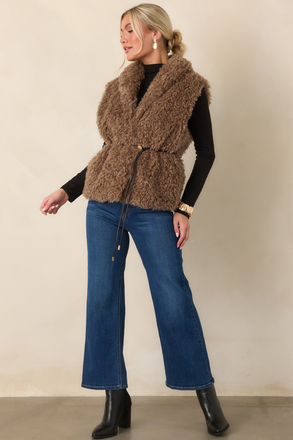 Mocha faux fur vest featuring a removable faux leather drawcord belt and relaxed open styling.