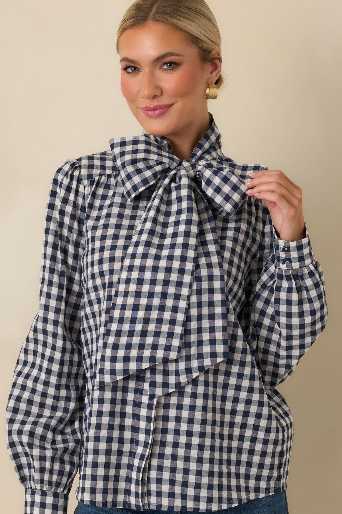 Structured gingham blouse with long sleeves gathered into buttoned cuffs and a relaxed fit.