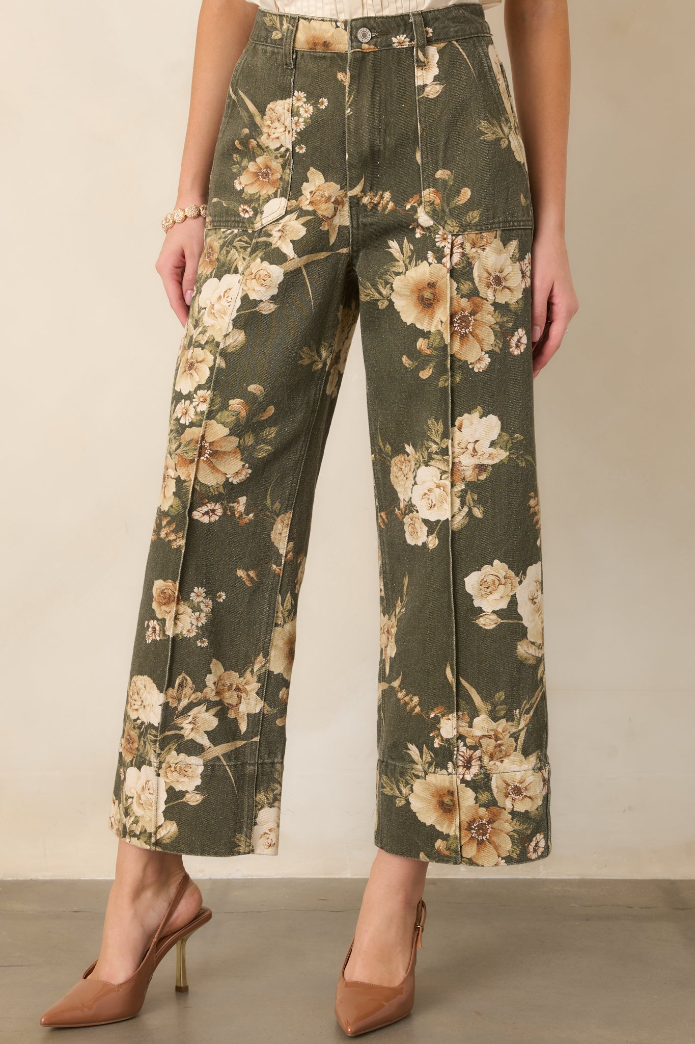 Front patch pockets and structured cotton fabric add practical detail to these polished floral-print pants.