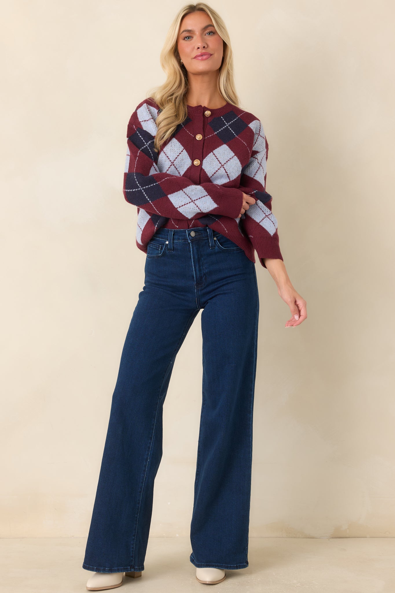Preppy cardigan with a relaxed silhouette, round neckline, ribbed trim, and functional button-front closure.