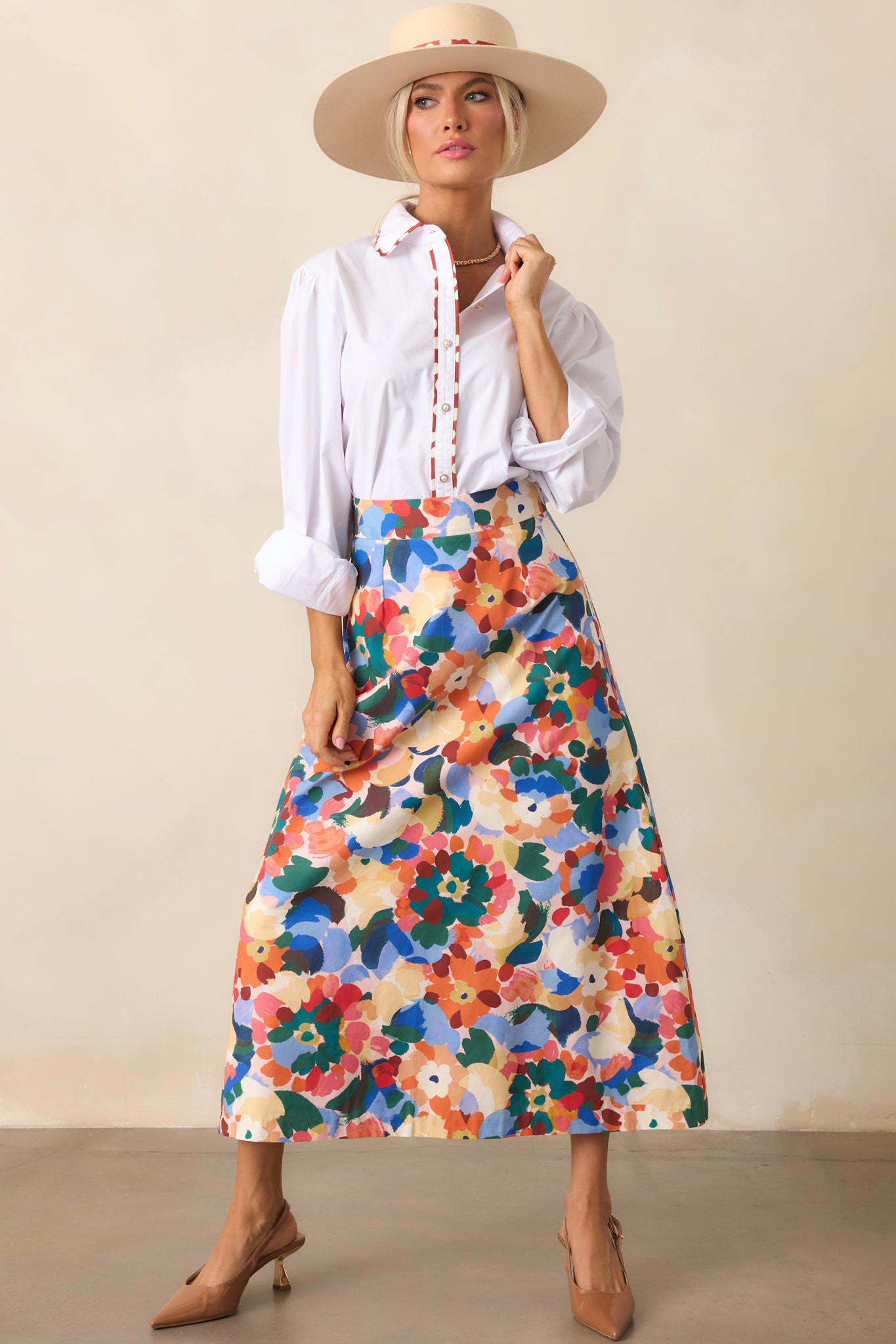 Prosperina floral midi skirt featuring functional side pockets and smooth white lining.