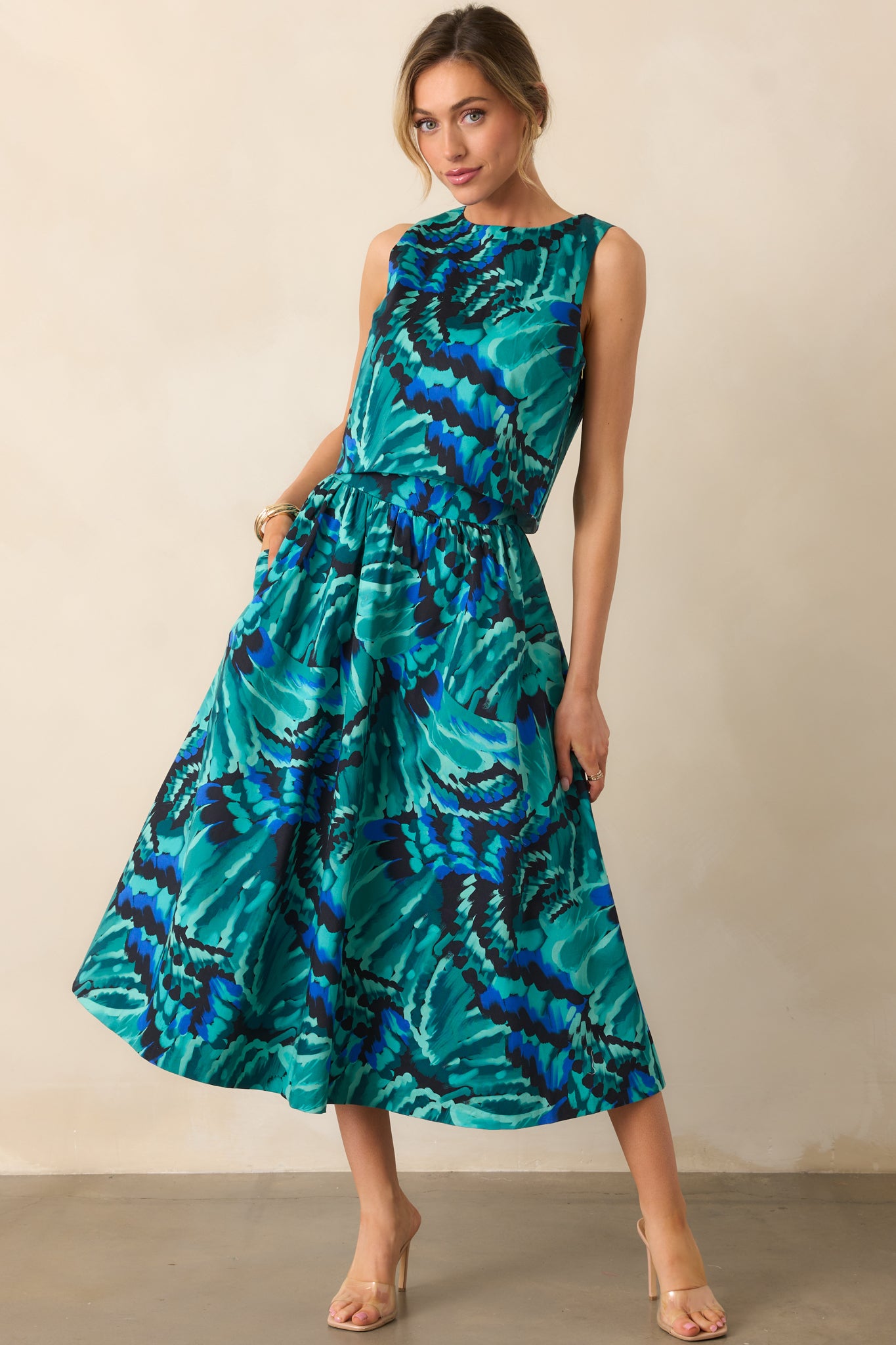 Midi skirt featuring functional side pockets and a vibrant abstract print.