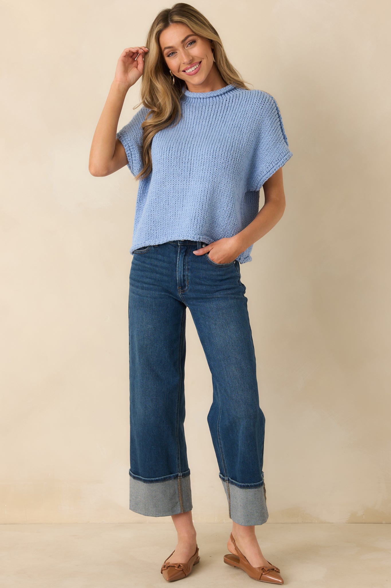 Relaxed-fit chunky knit sweater in light blue, short sleeves, rolled-edge finishing for a laid-back look.
