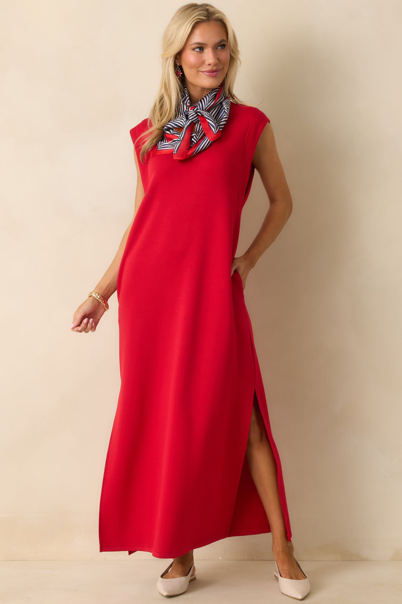 Relaxed-fit dress featuring side hem slits and functional pockets.