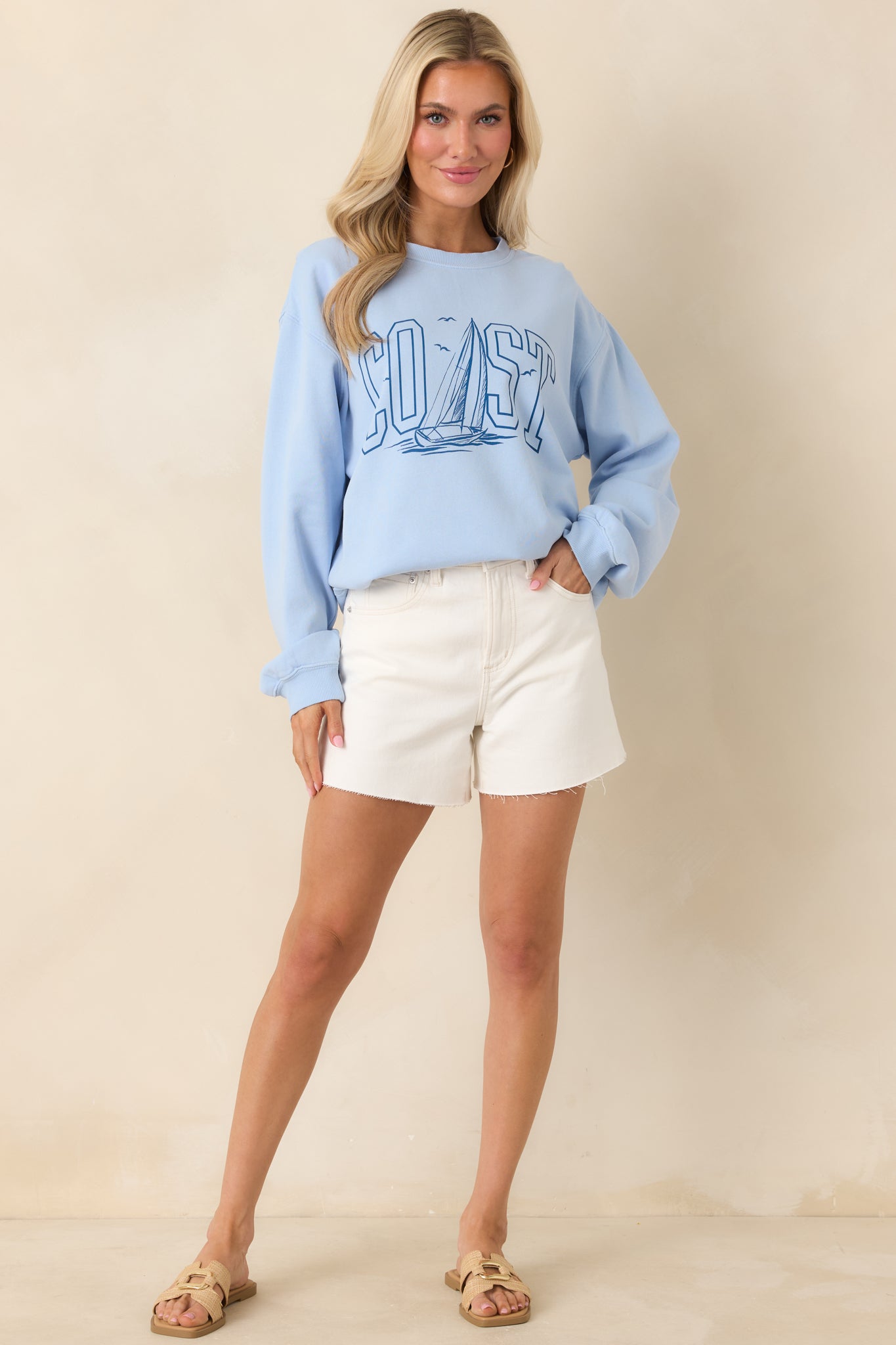 Relaxed-fit pullover sweatshirt in light blue with ribbed hem and slightly oversized silhouette.