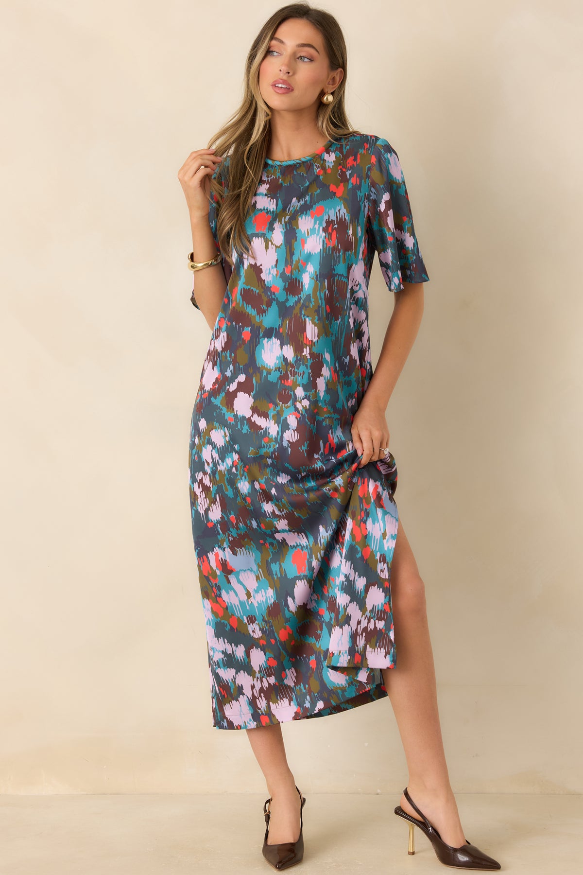 Midi dress with a classic round neckline, loose short sleeves, and a fluid silhouette.