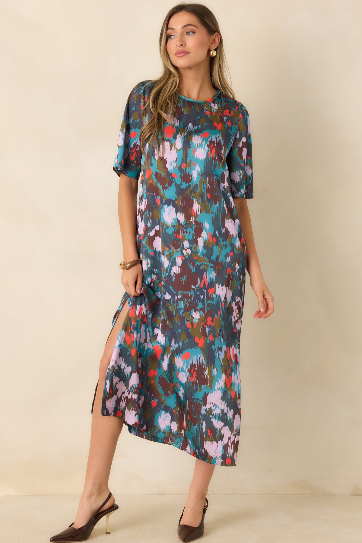 Simple short-sleeve dress with a rounded neckline and a midi hem finished with side slits.