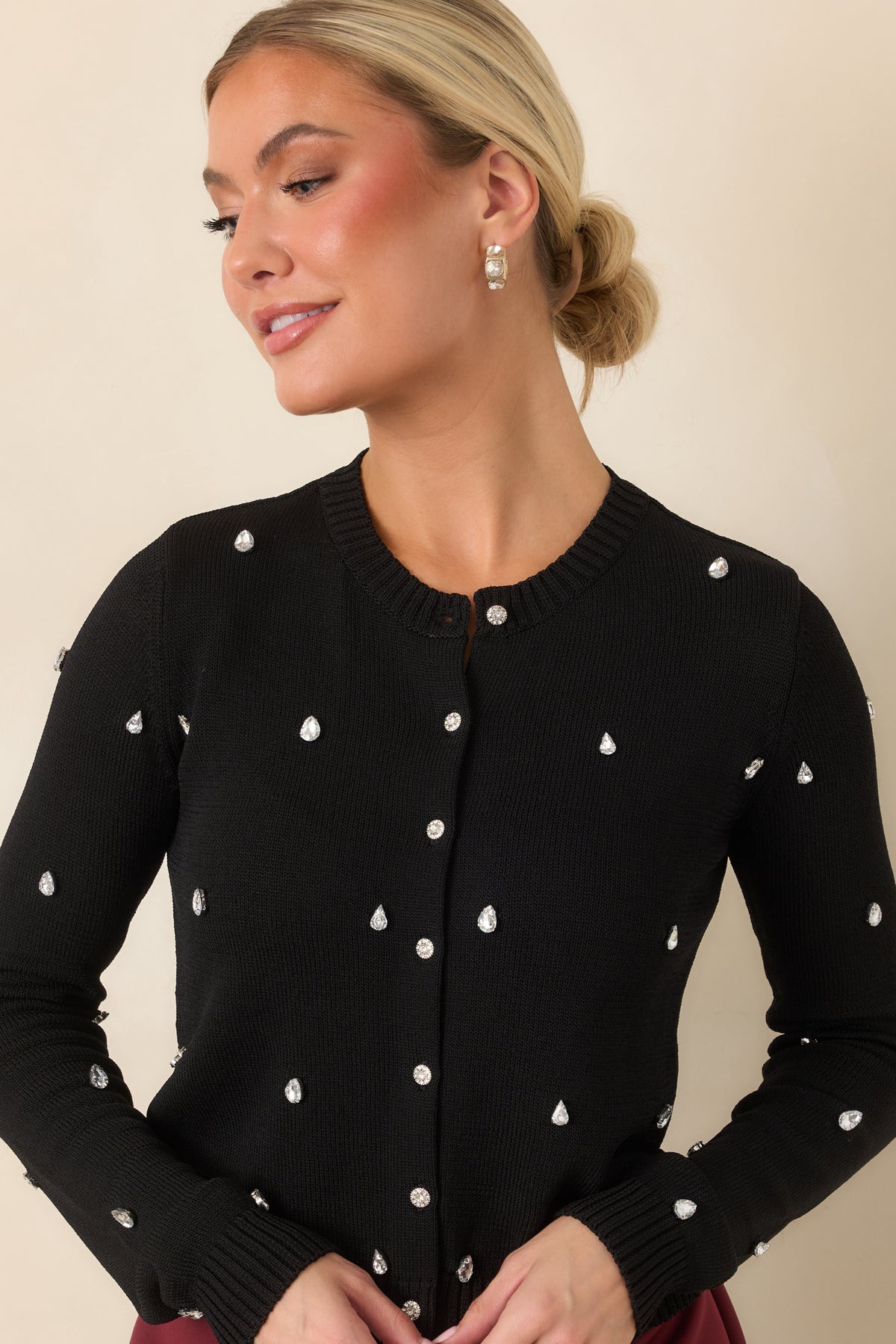 Cropped cardigan with shimmering round buttons and a classic ribbed crew neckline.