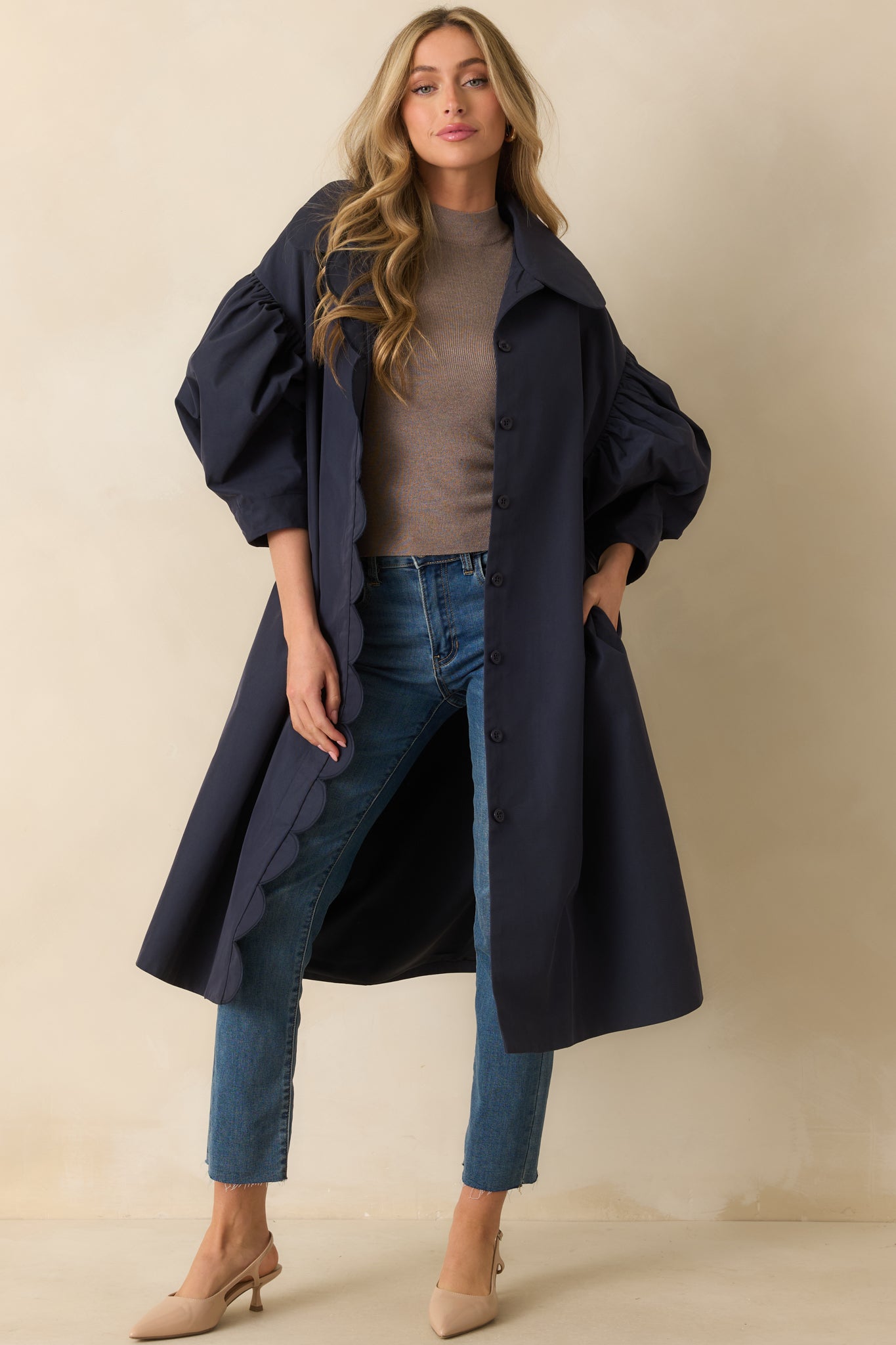 Short-sleeve ribbed top in dark taupe with a fitted silhouette and soft knit fabric.