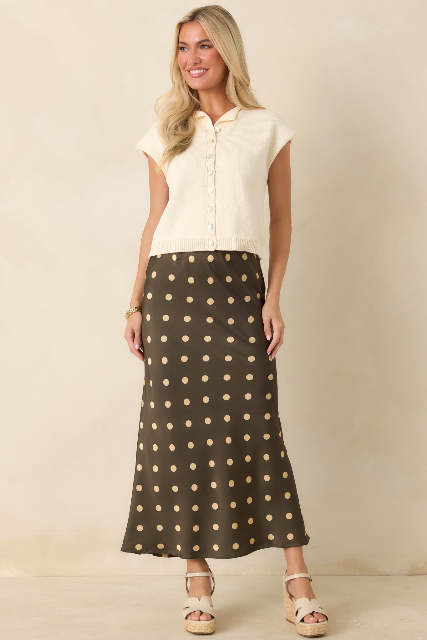 Sleeveless collared knit top showcasing a structured ribbed hem and soft textured fabric.