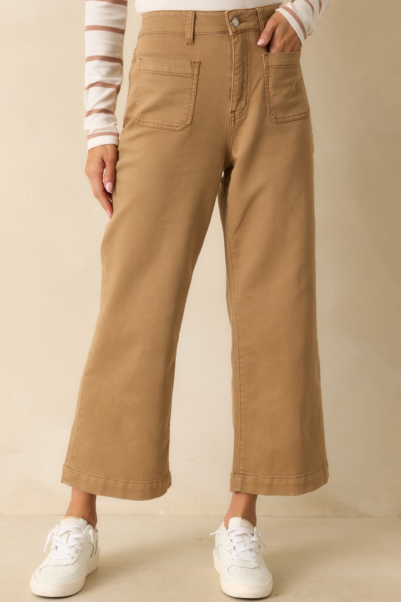 Front crop emphasizing the wide-leg shape and cropped hemline.