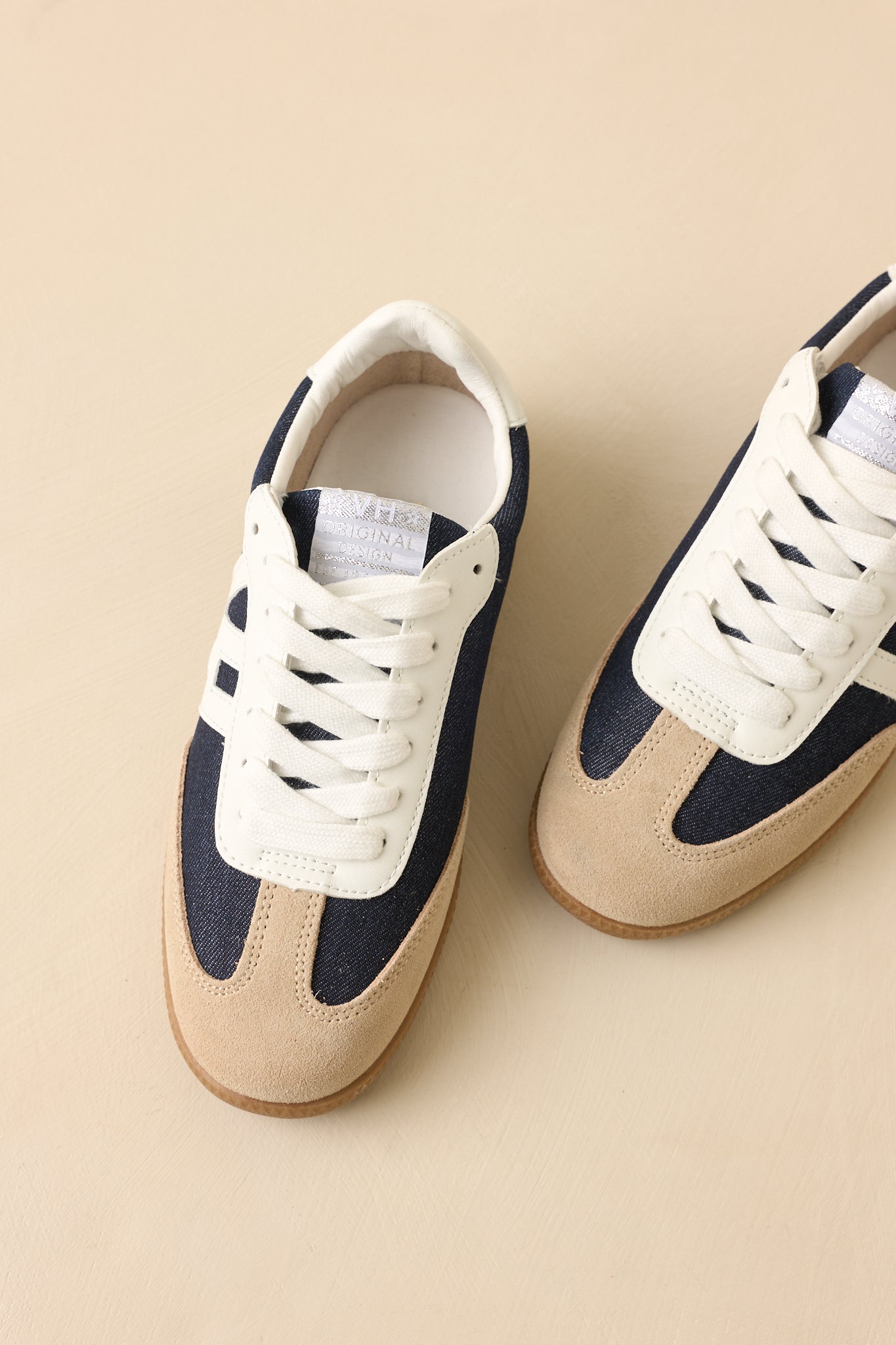 Top-down view emphasizing white laces and interchangeable lace styling options.