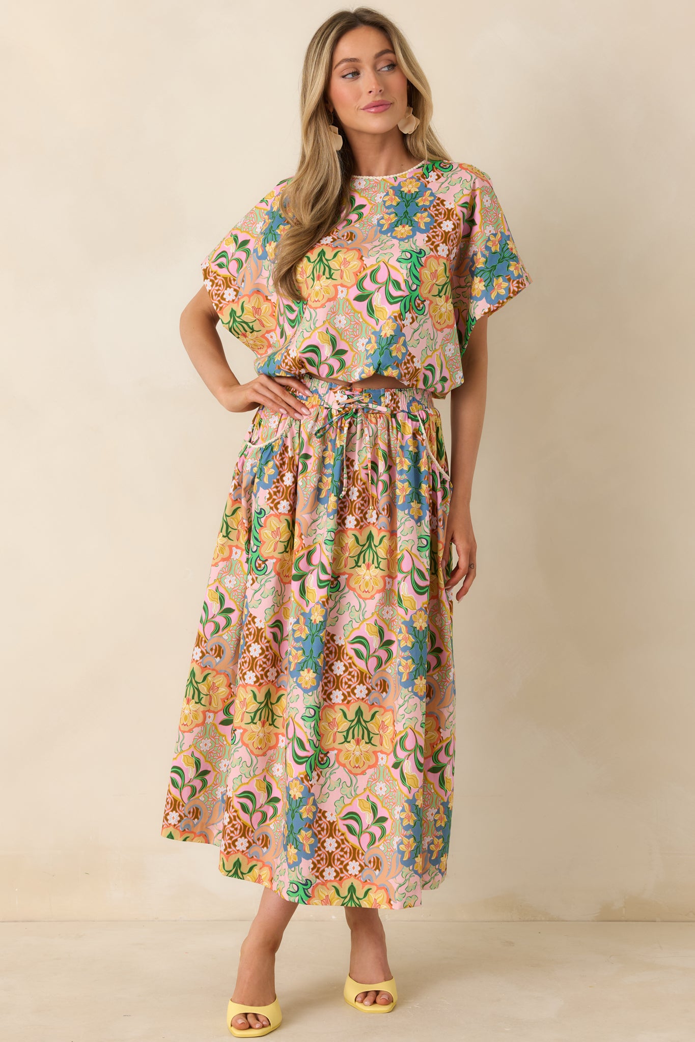 Vintage-print cotton top with relaxed fit, elastic balloon hem, and classic round neckline.