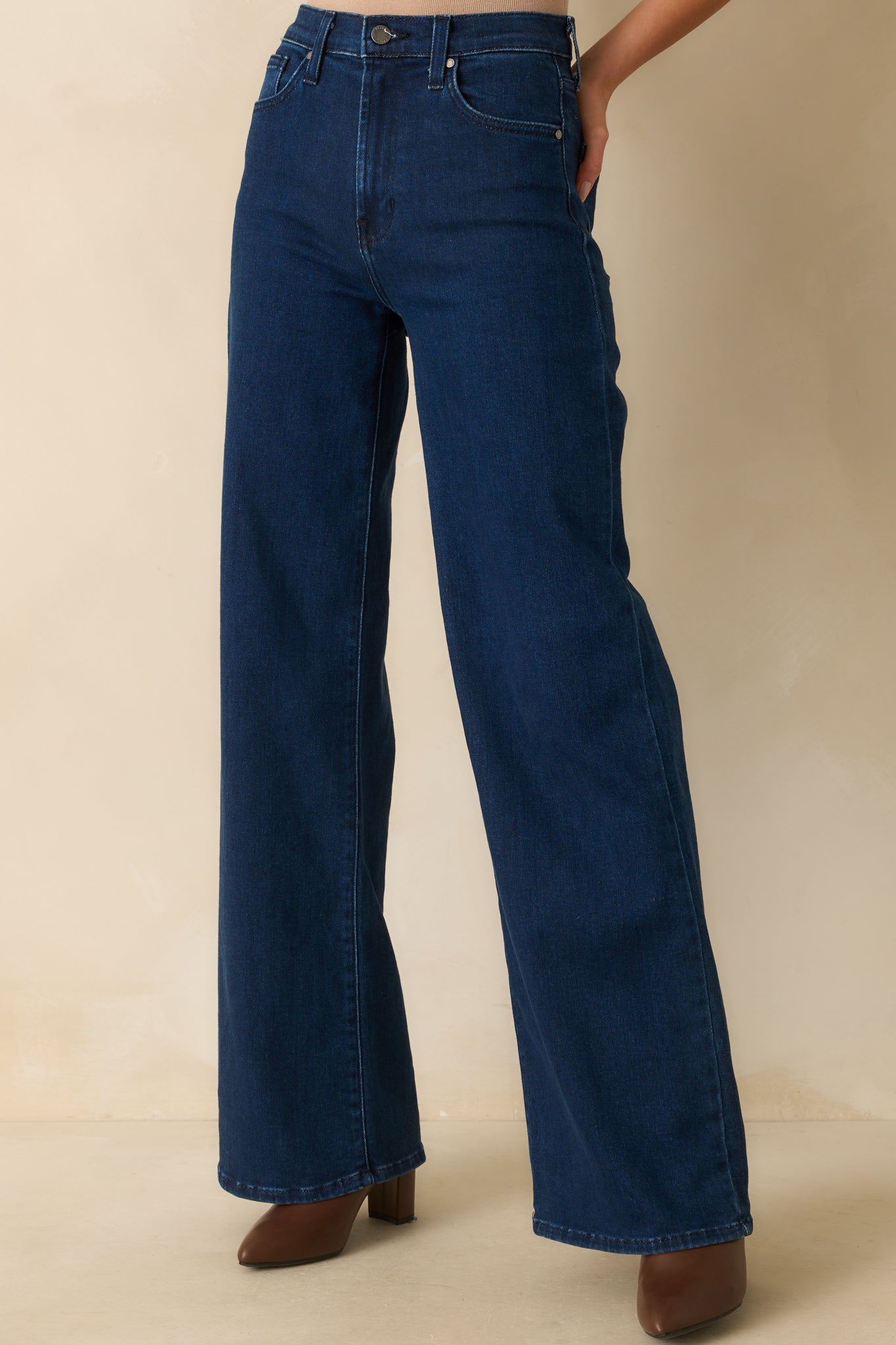 Cropped look highlighting the wide-leg cut and fabric texture of the jeans.