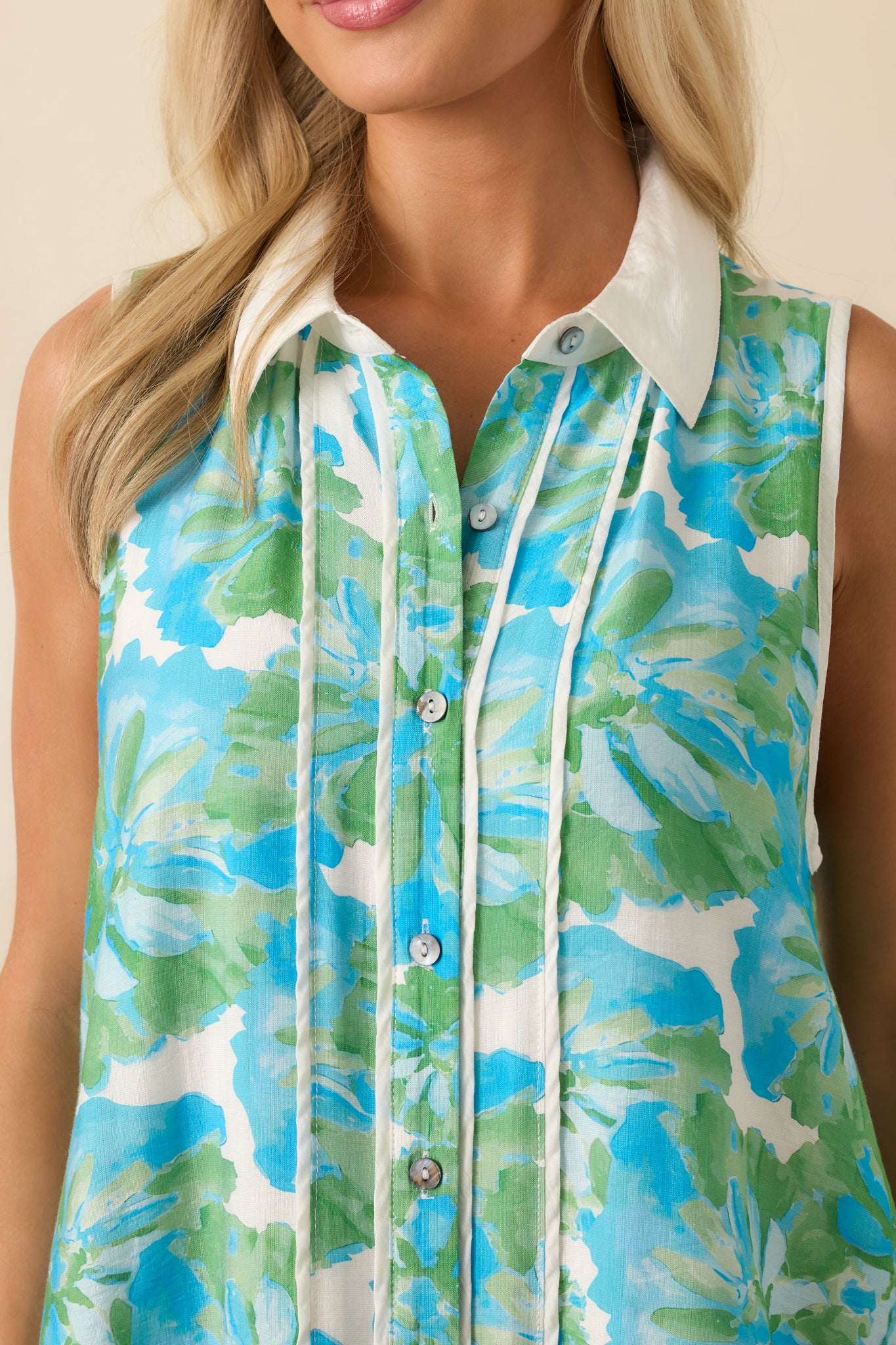 Cropped view focusing on the white collar neckline and upper section of the floral print.