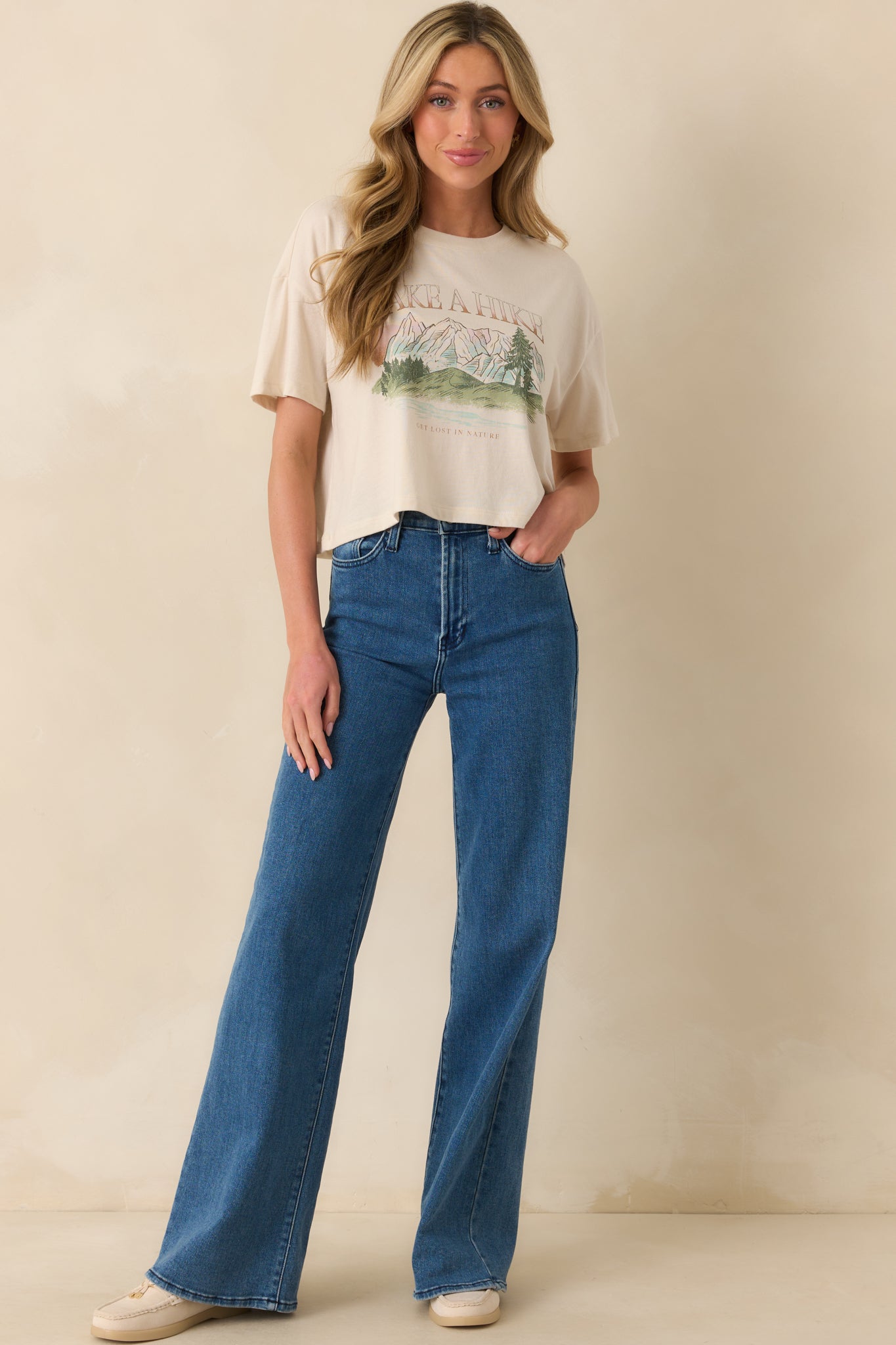 Casual short sleeve tee featuring crew neckline and outdoor-inspired front design.