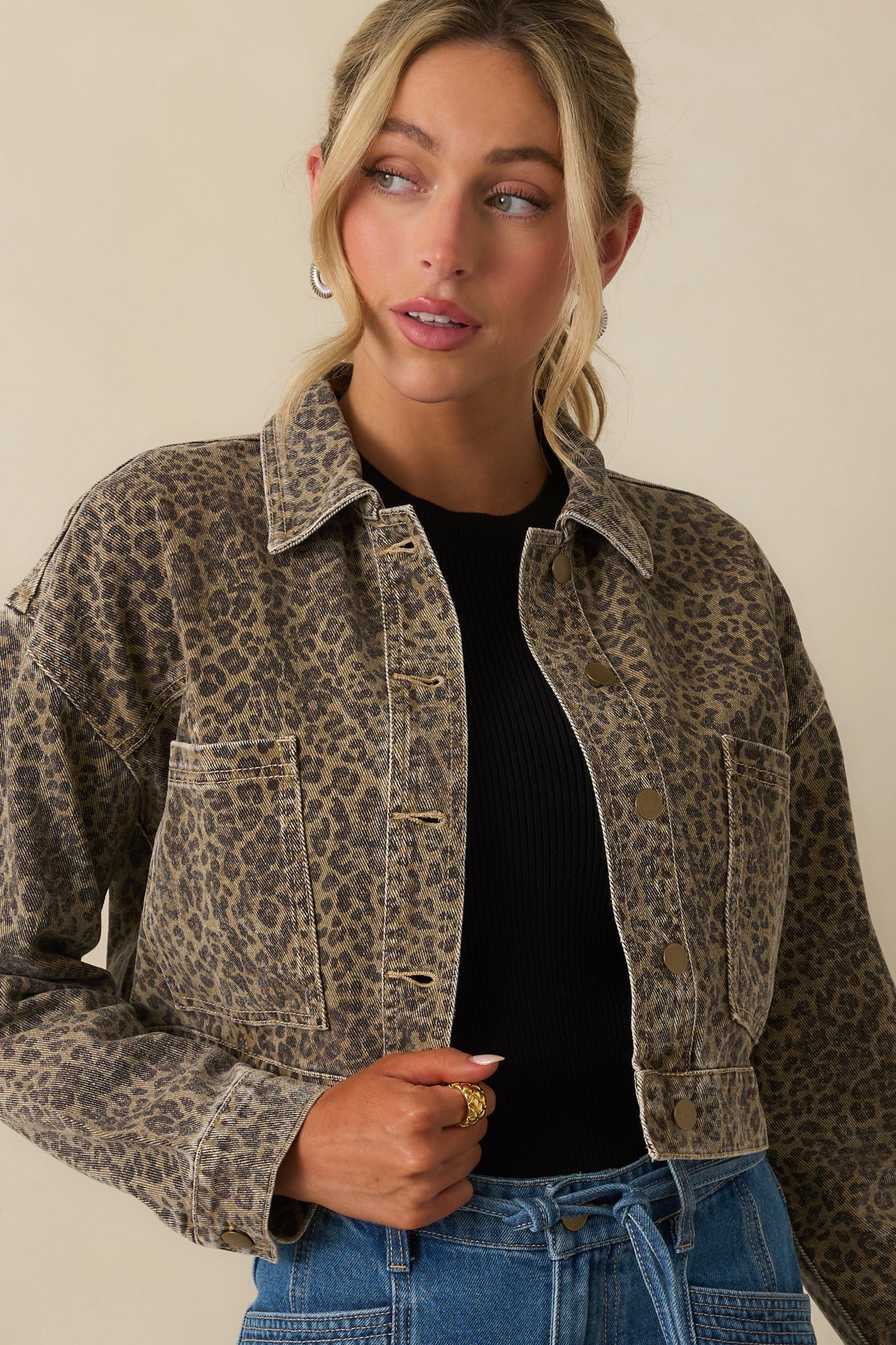 Close view of the washed leopard print and structured cotton fabric.