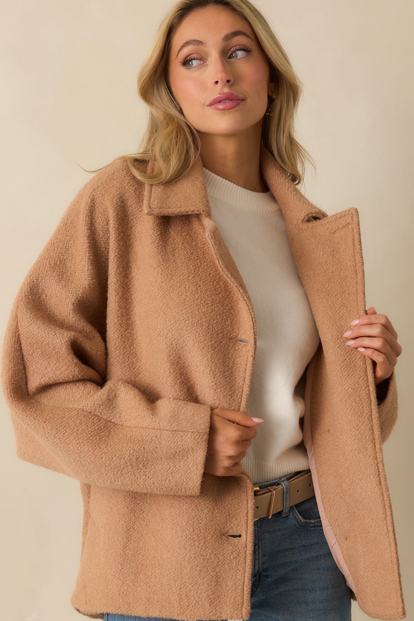 Functional welt side pocket detail on the camel brown coat.