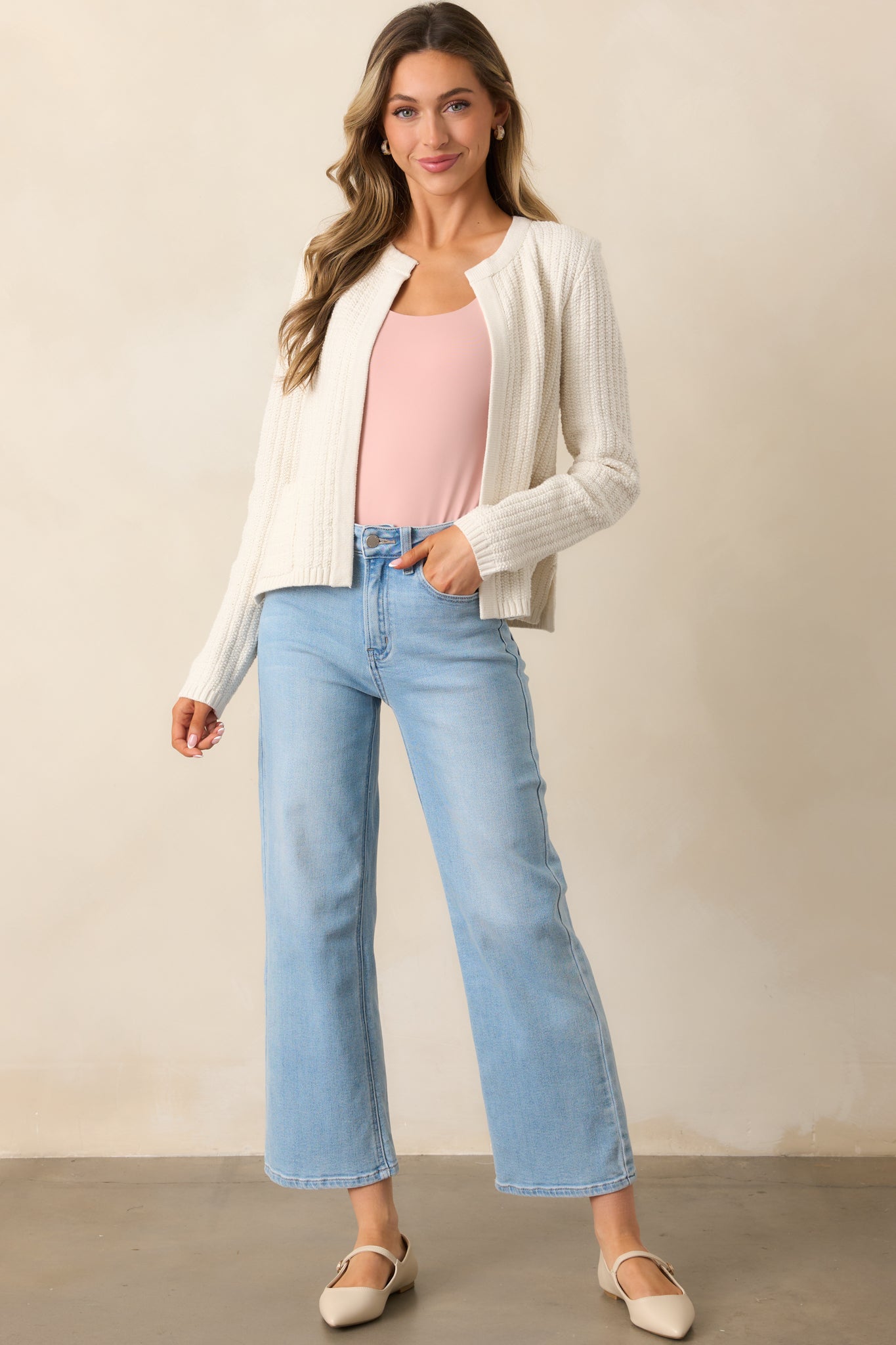 These light wash jeans feature a high-waisted fit with a classic button and zipper closure for a timeless look.
