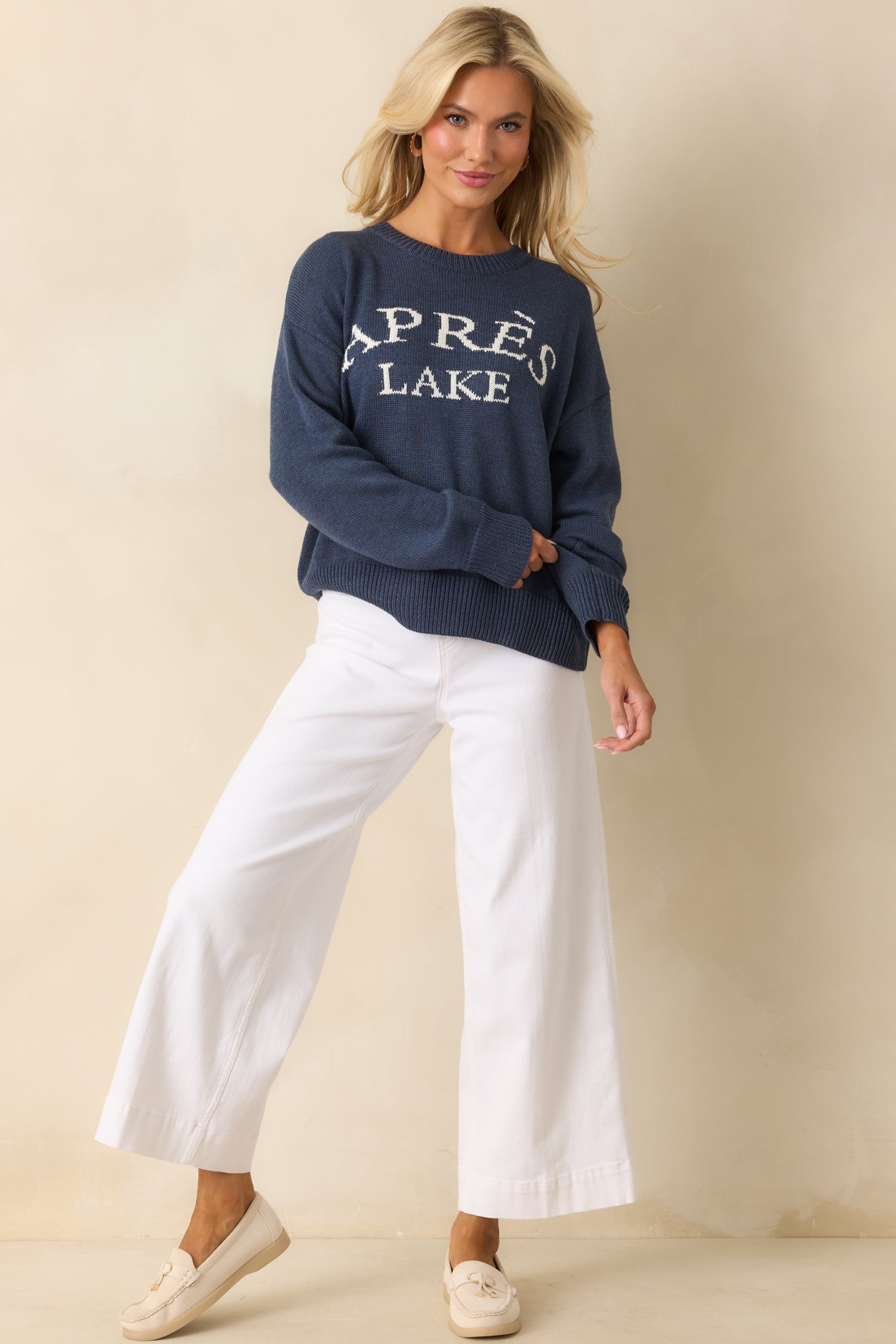 Knit pullover in navy with classic crew neck design and "Après Lake" phrase in contrasting white.