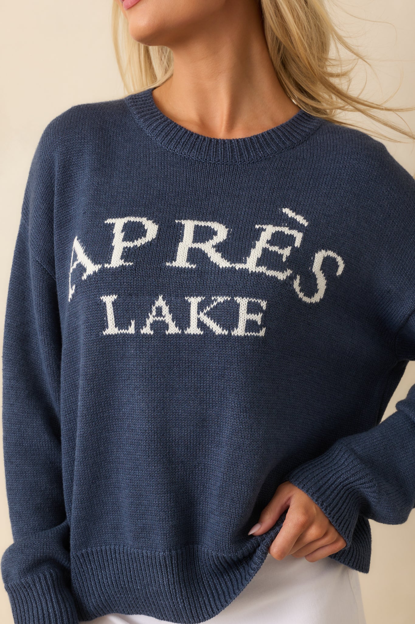 Detailed look at the navy knit texture with crisp white "Après Lake" lettering.