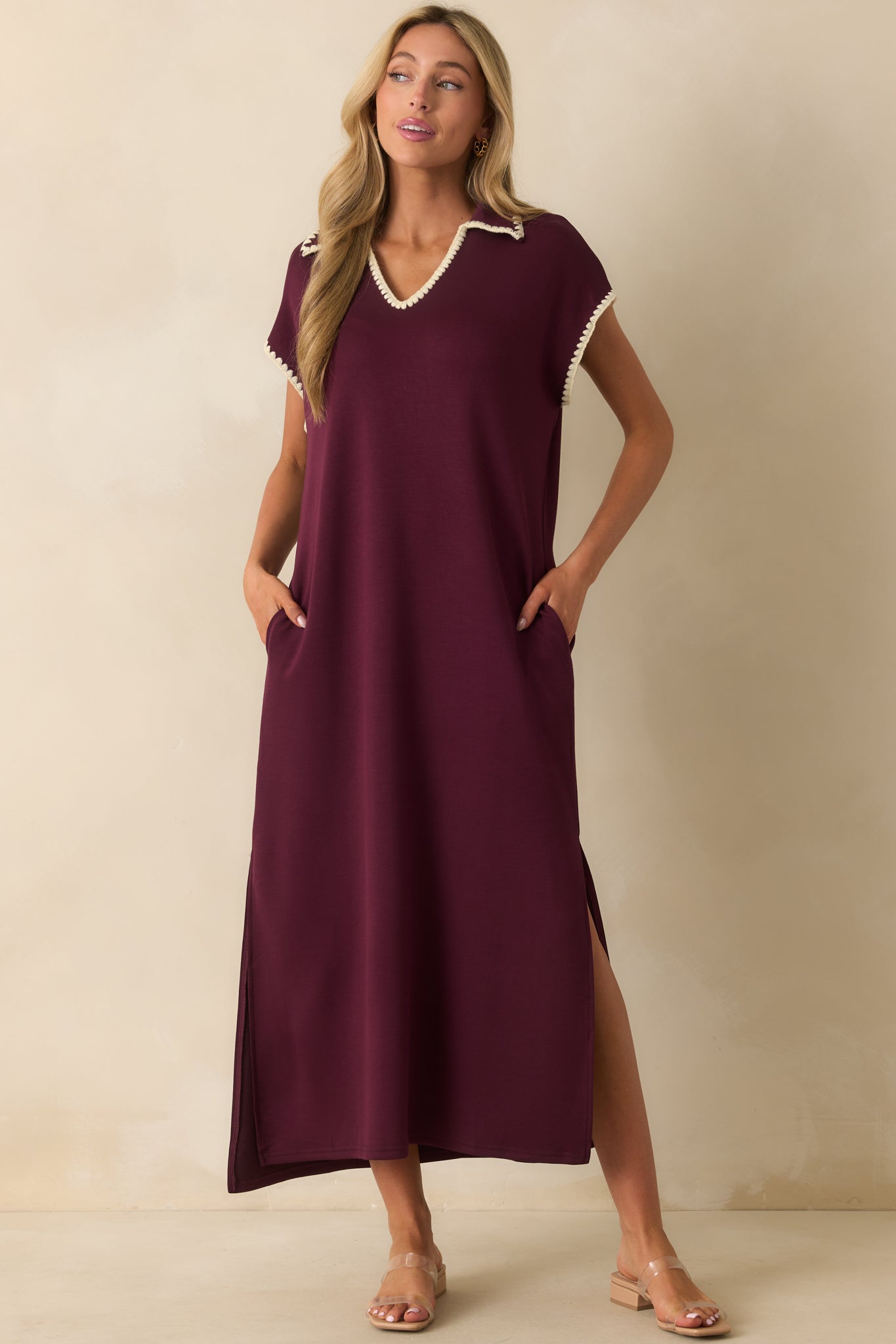 Casual maxi dress in plum purple with functional pockets and a flowy silhouette.