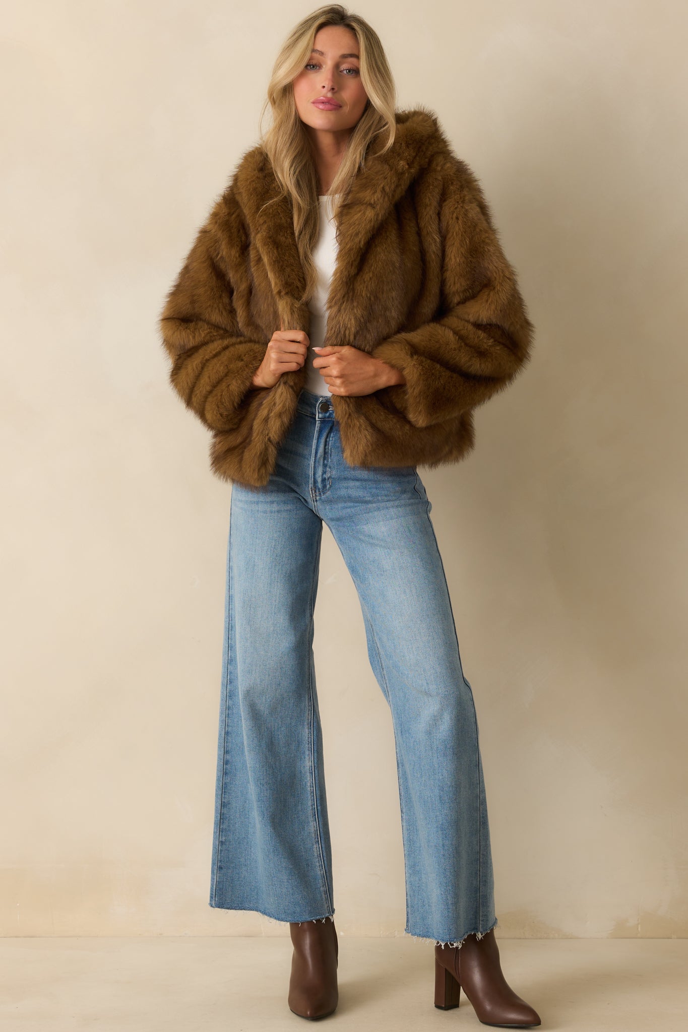 Soft brown jacket featuring functional pockets and ribbed lining.