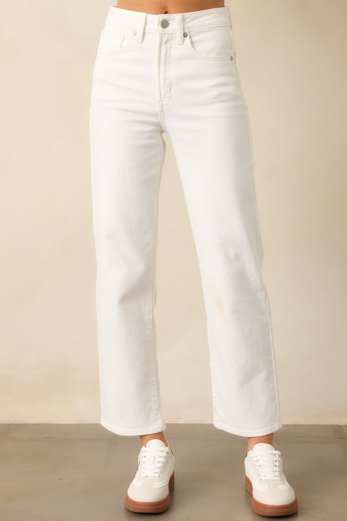 The high-waisted design and sleek silhouette of these white jeans make them a versatile wardrobe essential.