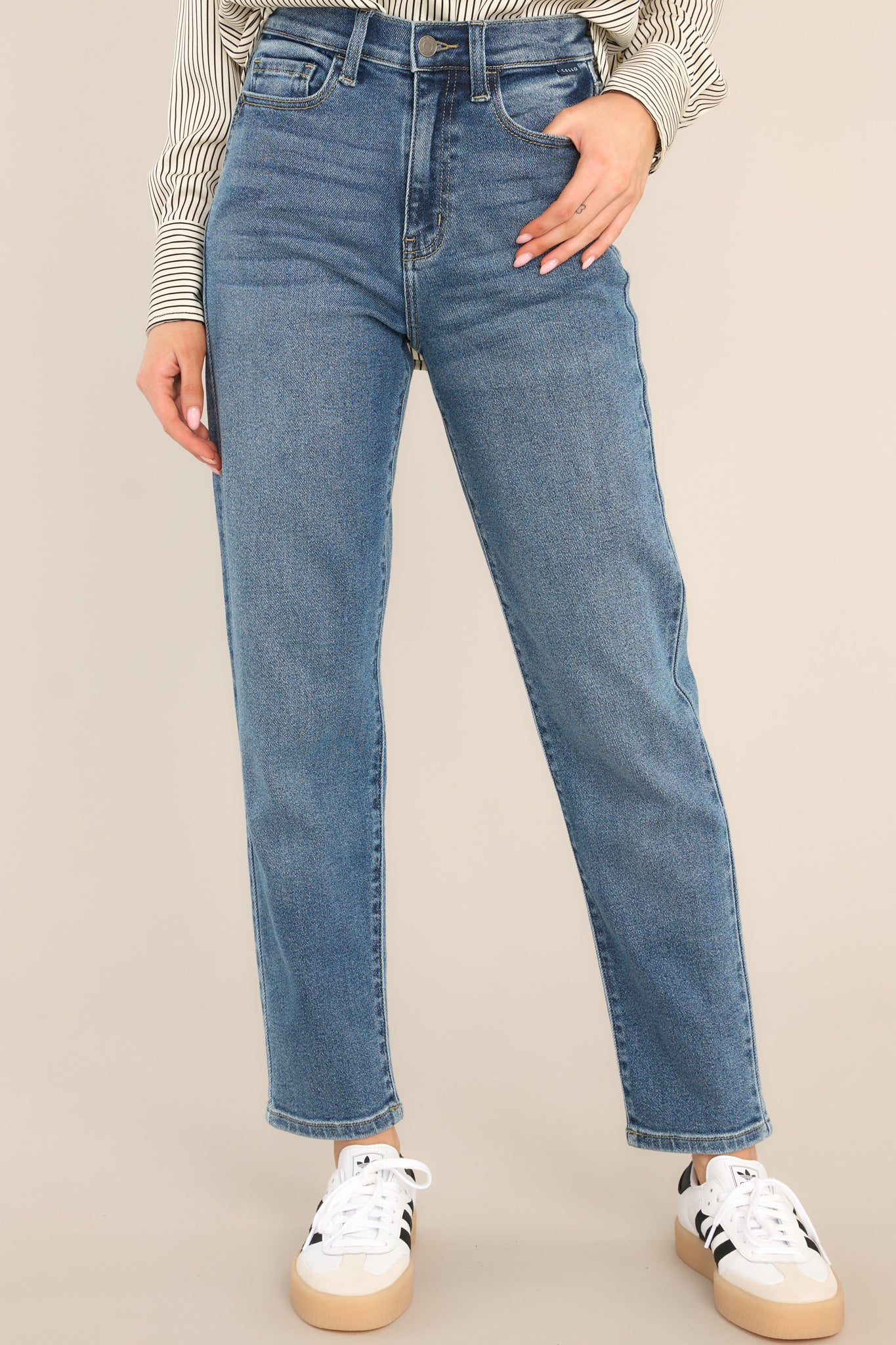 These medium wash jeans feature a zipper and button closure, belt loops, 5 functional pockets, and a straight leg design.