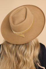 This vintage brown classic hat has a vintage-inspired men's silhouette, a rigid diamond crown with a flicked edge, a caramel velvet with sewn black detail ribbon trim, brim measurement of 10cm, and is accredited a UPF rating of 50+.