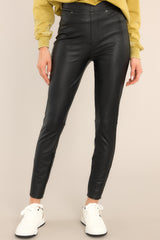 These black pants feature a high waisted pull-on design, an elastic waistband with hidden core shaping technology, faux front pockets, and functional back pockets. 