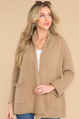 This light brown cardigan features a folded collar, functional pockets, and side slits.