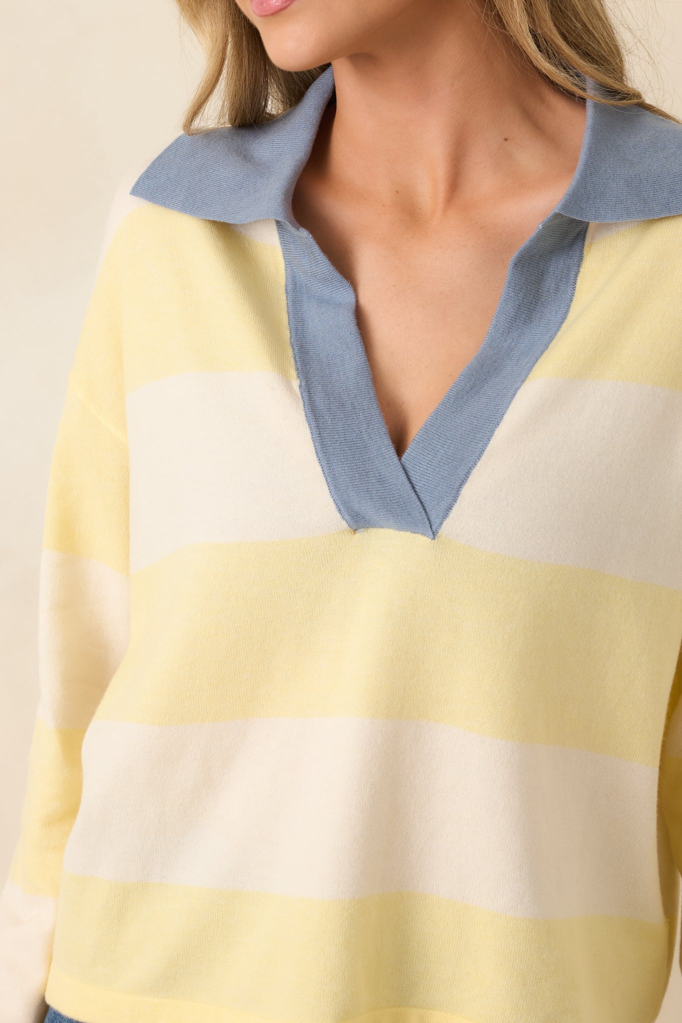 Textured knit fabric with horizontal stripes and contrast collar finish