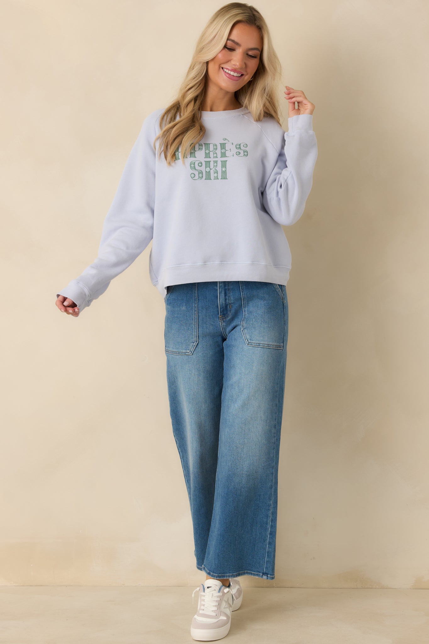 Light blue knit cotton blend sweatshirt with bold “Après Ski” lettering and a relaxed, easy silhouette.