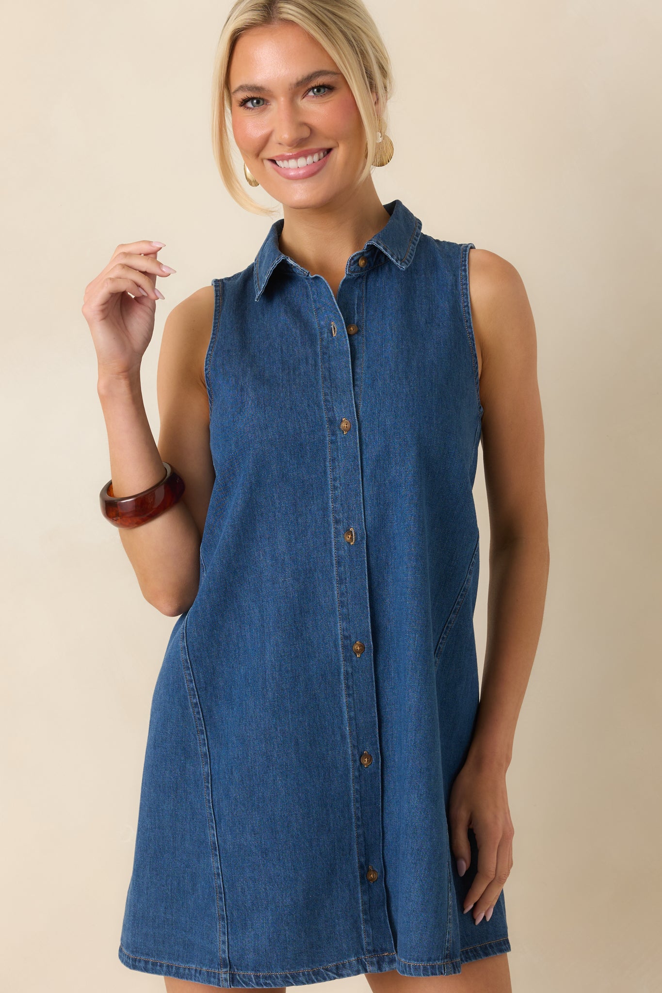 Close front framing of the collared neckline and button front closure running down the center of the dress.