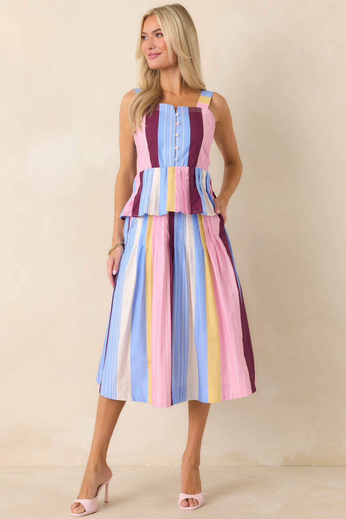 Crisp cotton top with square neckline and feminine flared hem silhouette.
