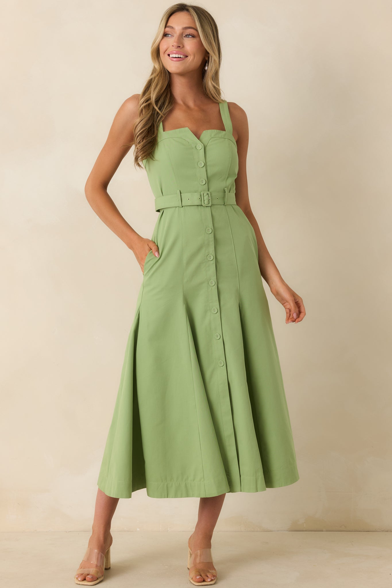 Midi dress in green featuring a structured neckline and an adjustable waist belt for a defined silhouette.