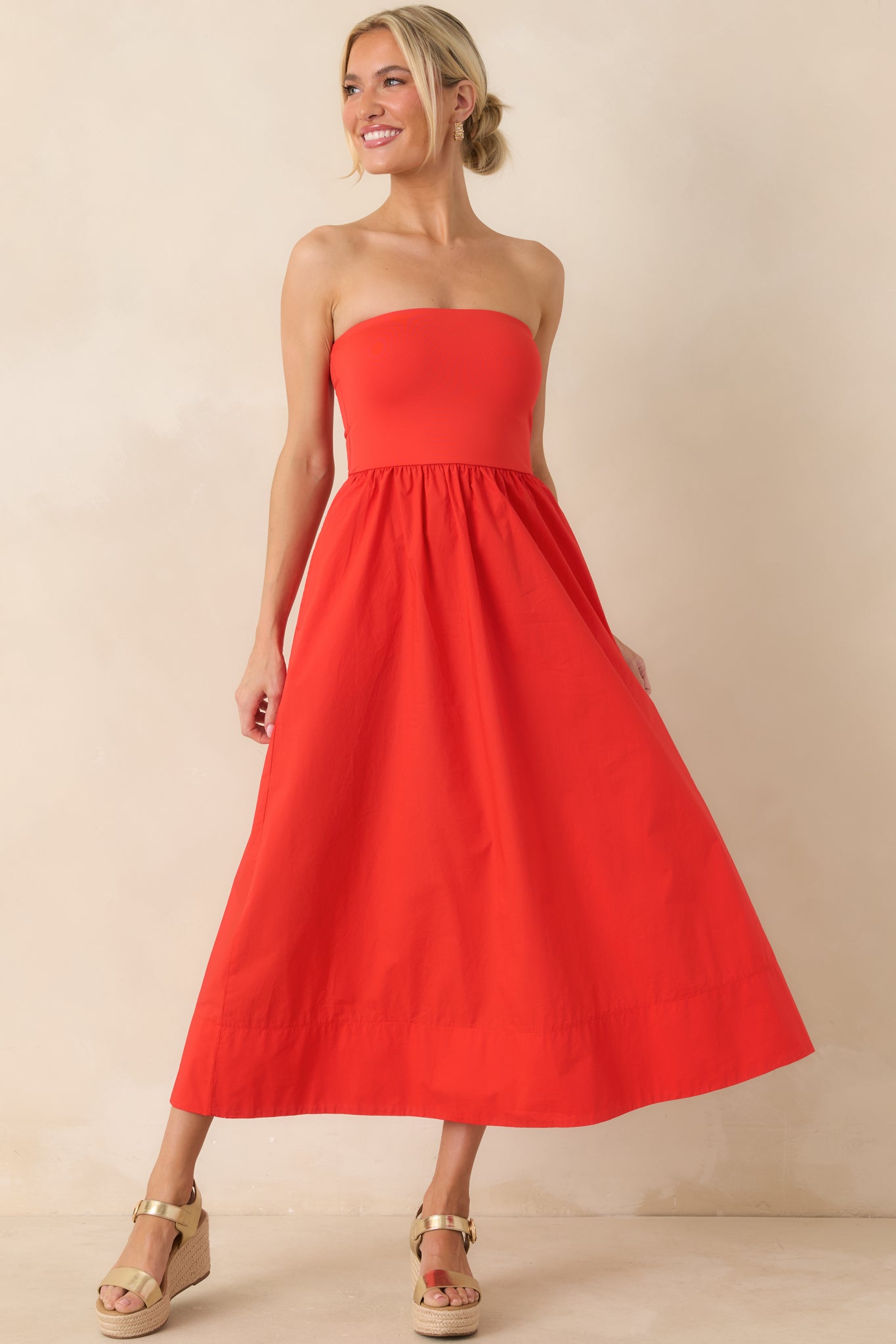 Front-facing view emphasizing the lightweight movement of the poplin skirt and the sleek, supportive upper bodice.
