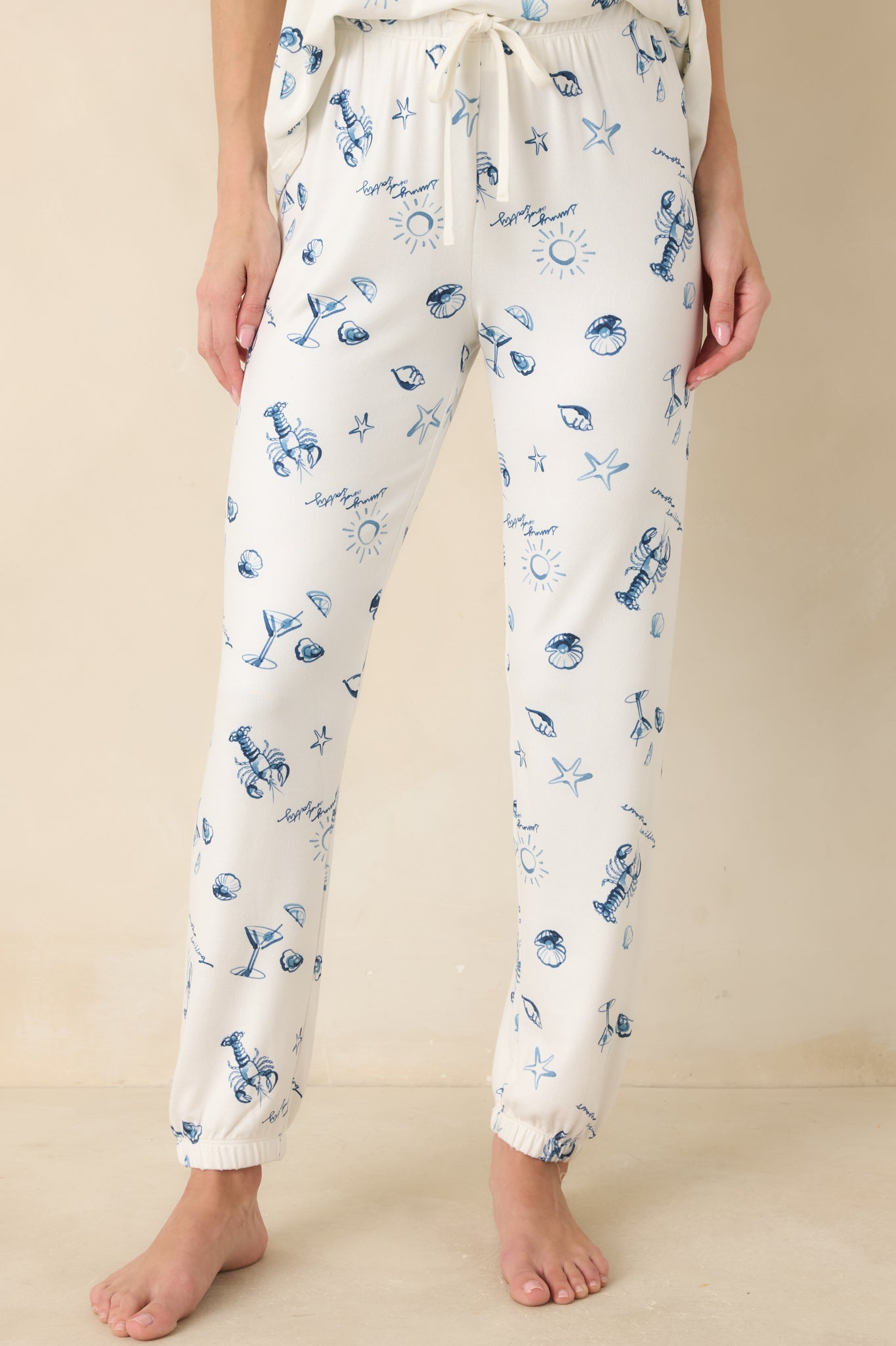 Detail of elastic waistband with adjustable drawstring for a customizable fit.