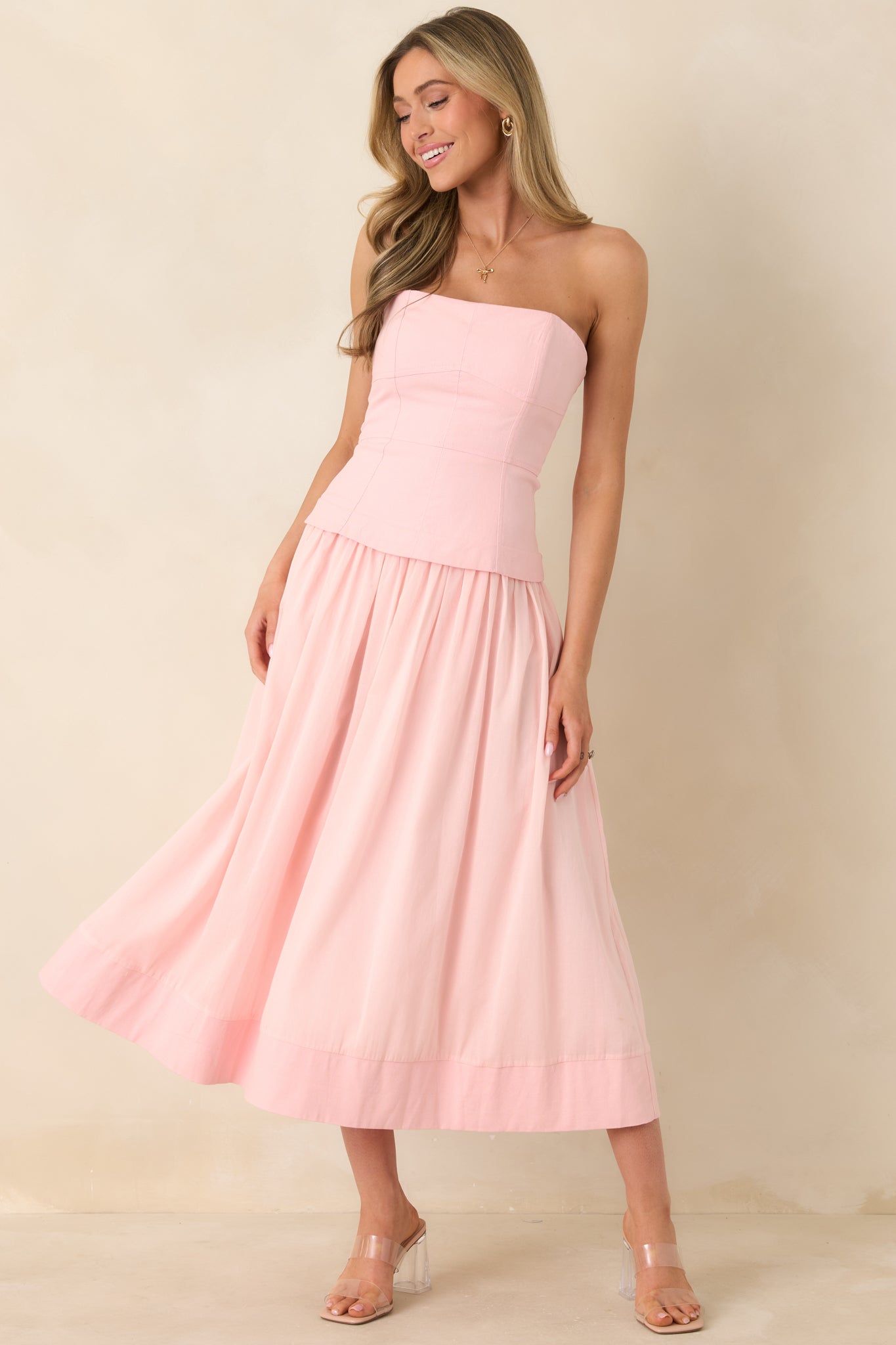 Midi dress featuring a structured bustier bodice, delicate adjustable straps, and a soft, full skirt with discreet pockets.