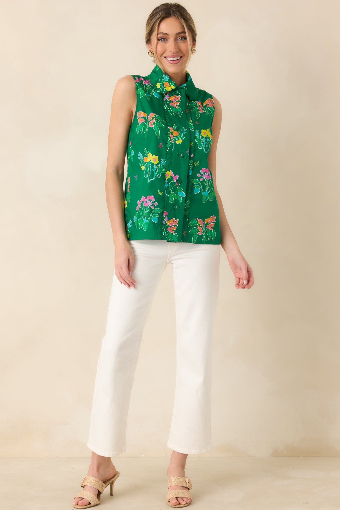 Tailored sleeveless top in lively floral pattern accented by delicate scalloped edges.