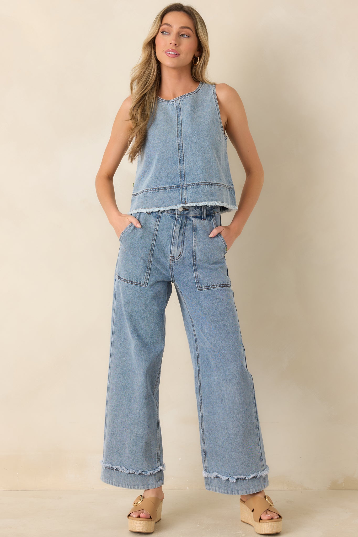 Sleeveless denim top, in a lightweight fabric with a classic round neckline and refined shape.