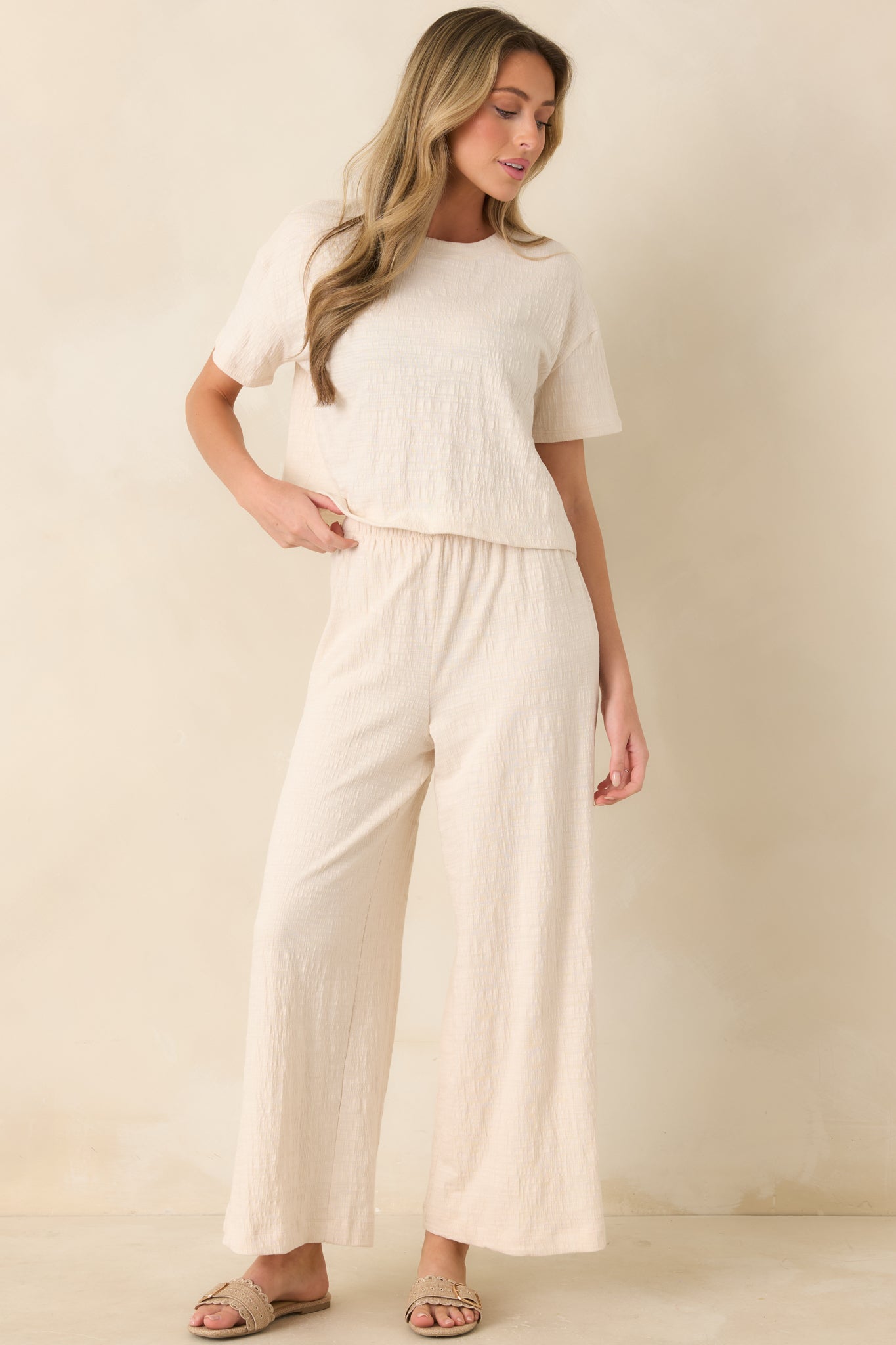 Cropped short-sleeve tee in ivory with soft fabric and easy silhouette.
