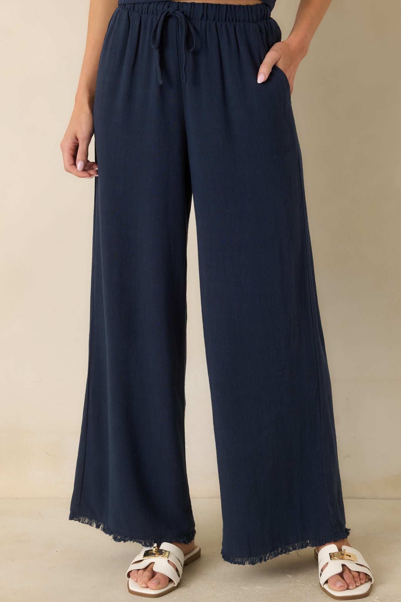 Close front framing of the elastic waistband and adjustable drawstring tie designed for customizable comfort.