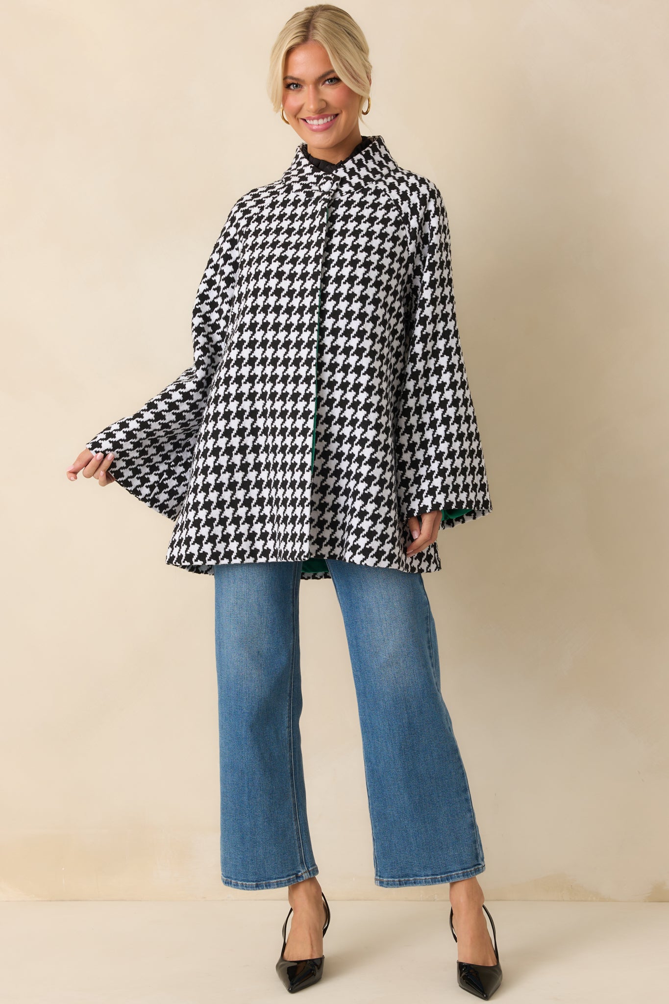 Hip-length woven coat featuring functional side pockets and a fully lined smooth interior.